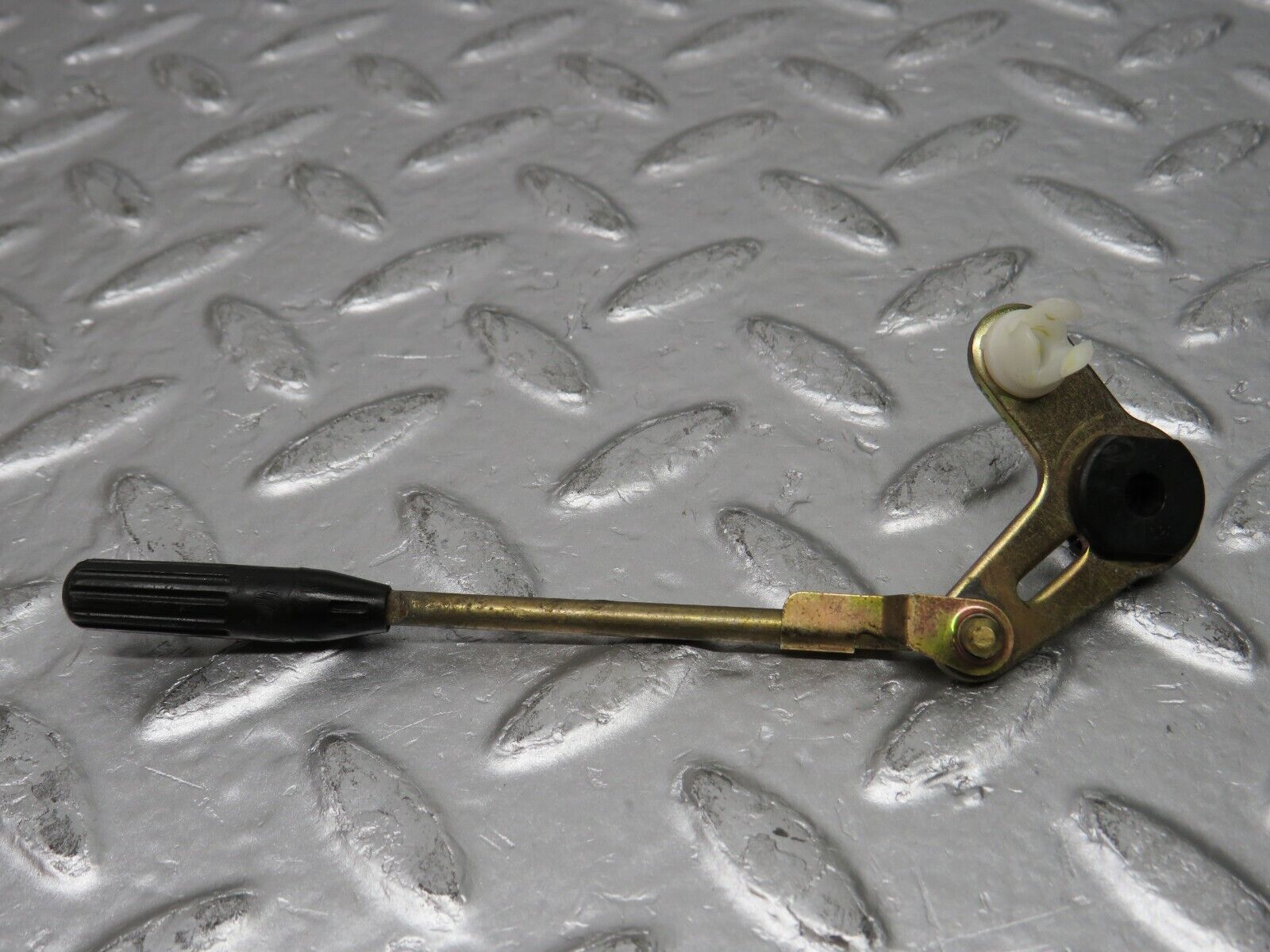 31400 Mercedes-Benz S124 220TE Wagon Rear Door Lock Knob Pair