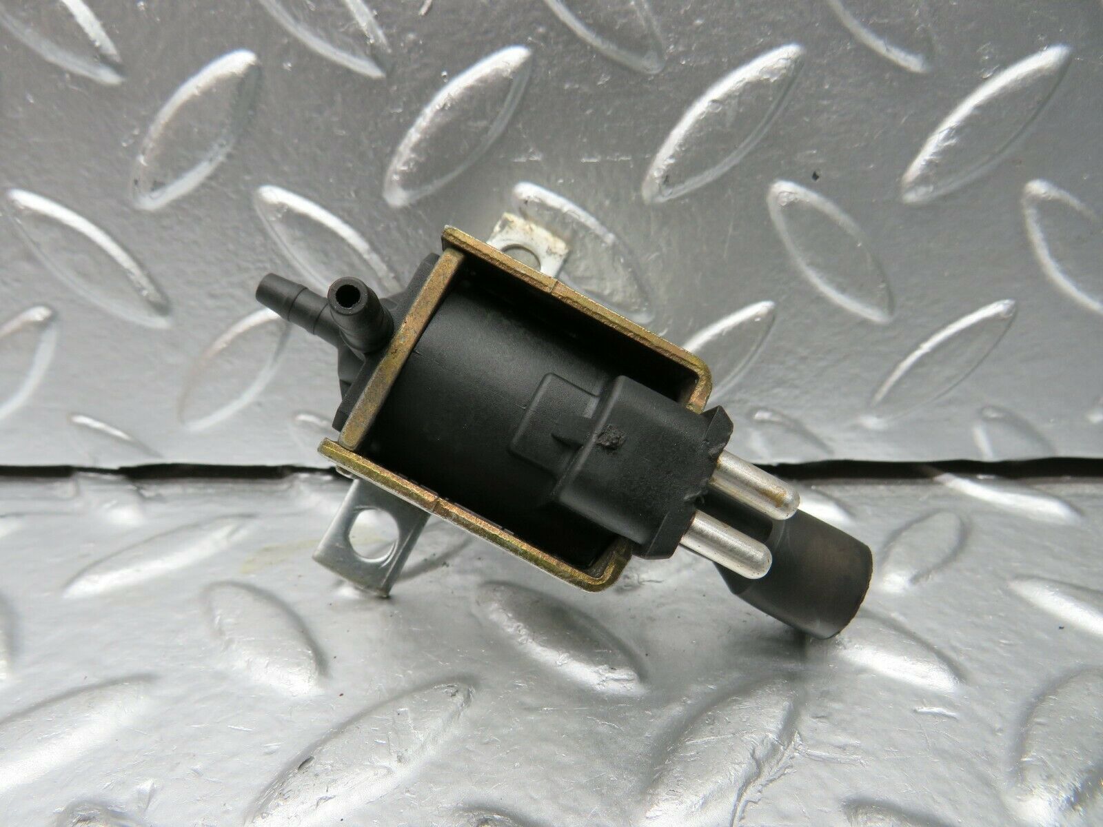 22579 Mercedes-Benz C124 E220 Coupe Vacuum Solenoid Binder 0015408697