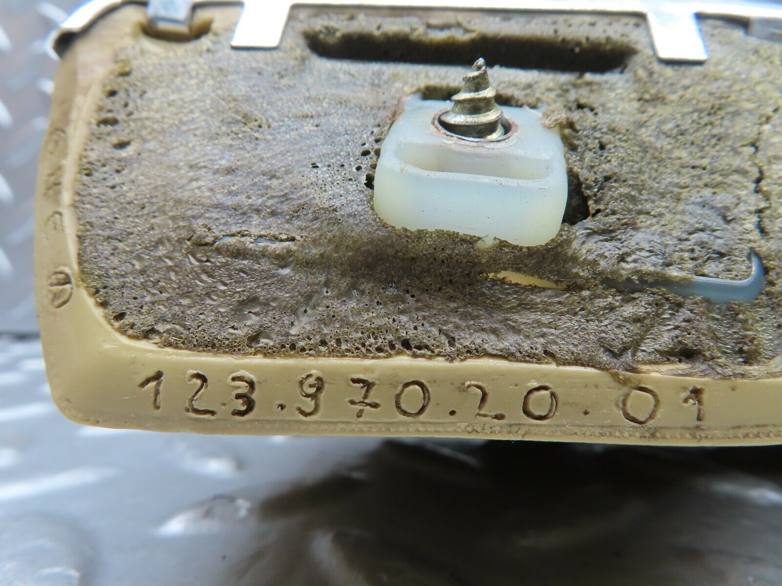 21028 Mercedes-Benz W123 230E Interior Door Handle Right Side Beige 1239702001