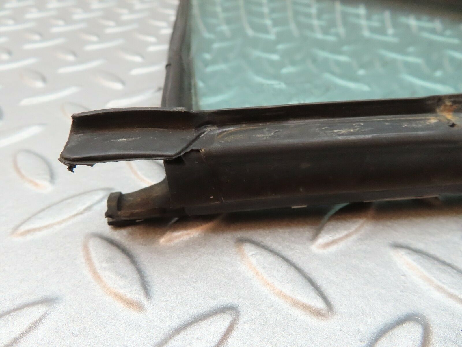 4466 Mercedes-Benz W123 230E Rear Right Quarter Glass