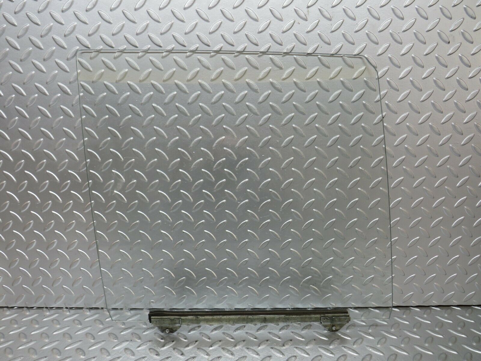 23649 Mercedes-Benz W114 280E Front Right Door Window Glass