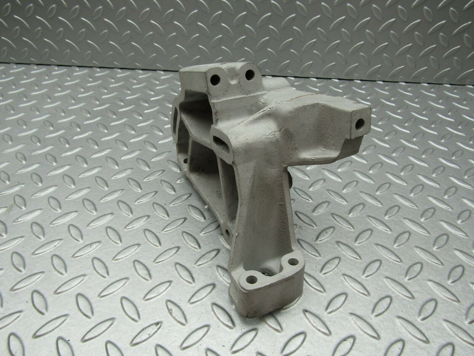 3347 Mercedes-Benz V123 240D LWB Power Steering Pump Bracket 6172360030