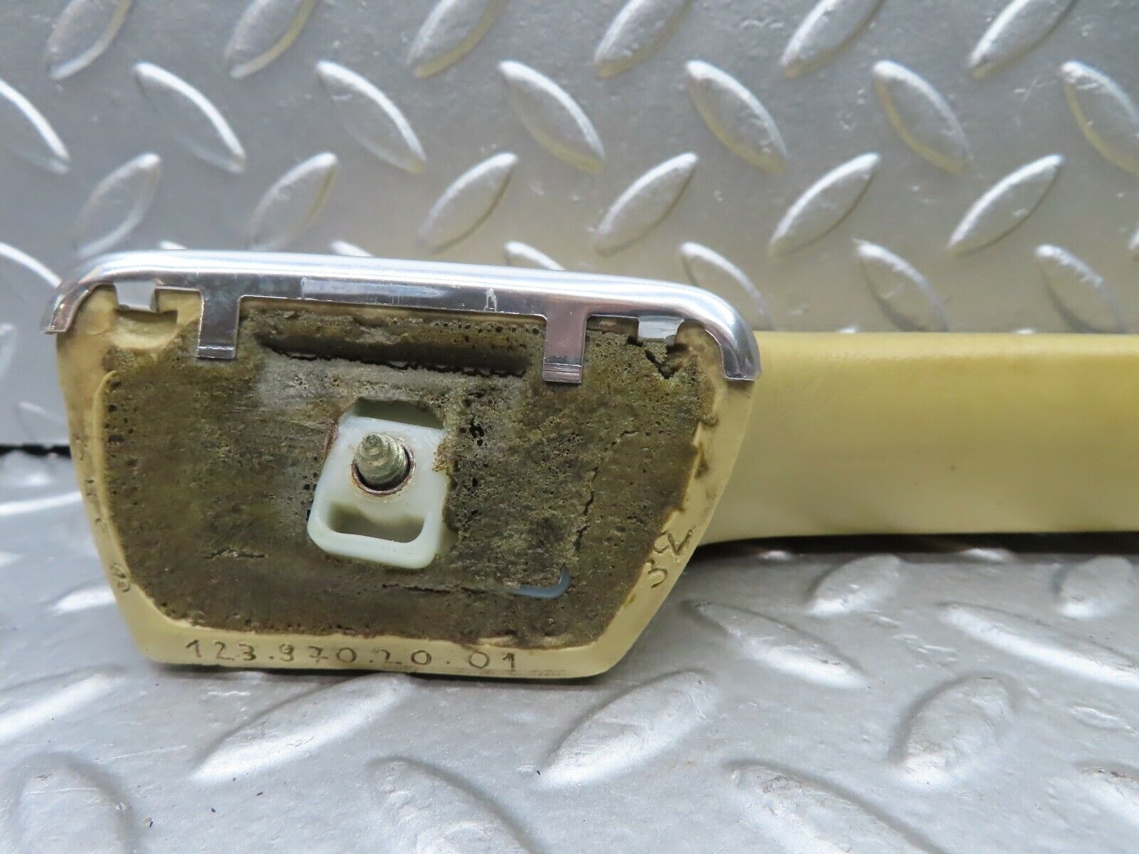 21028 Mercedes-Benz W123 230E Interior Door Handle Right Side Beige 1239702001