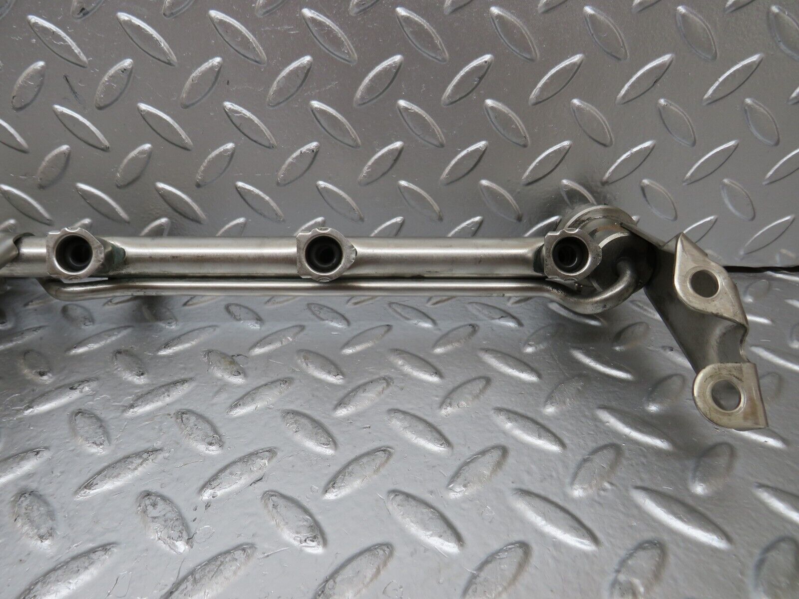 25792 Mercedes-Benz W124 280E Fuel Injection Rail 0000781589