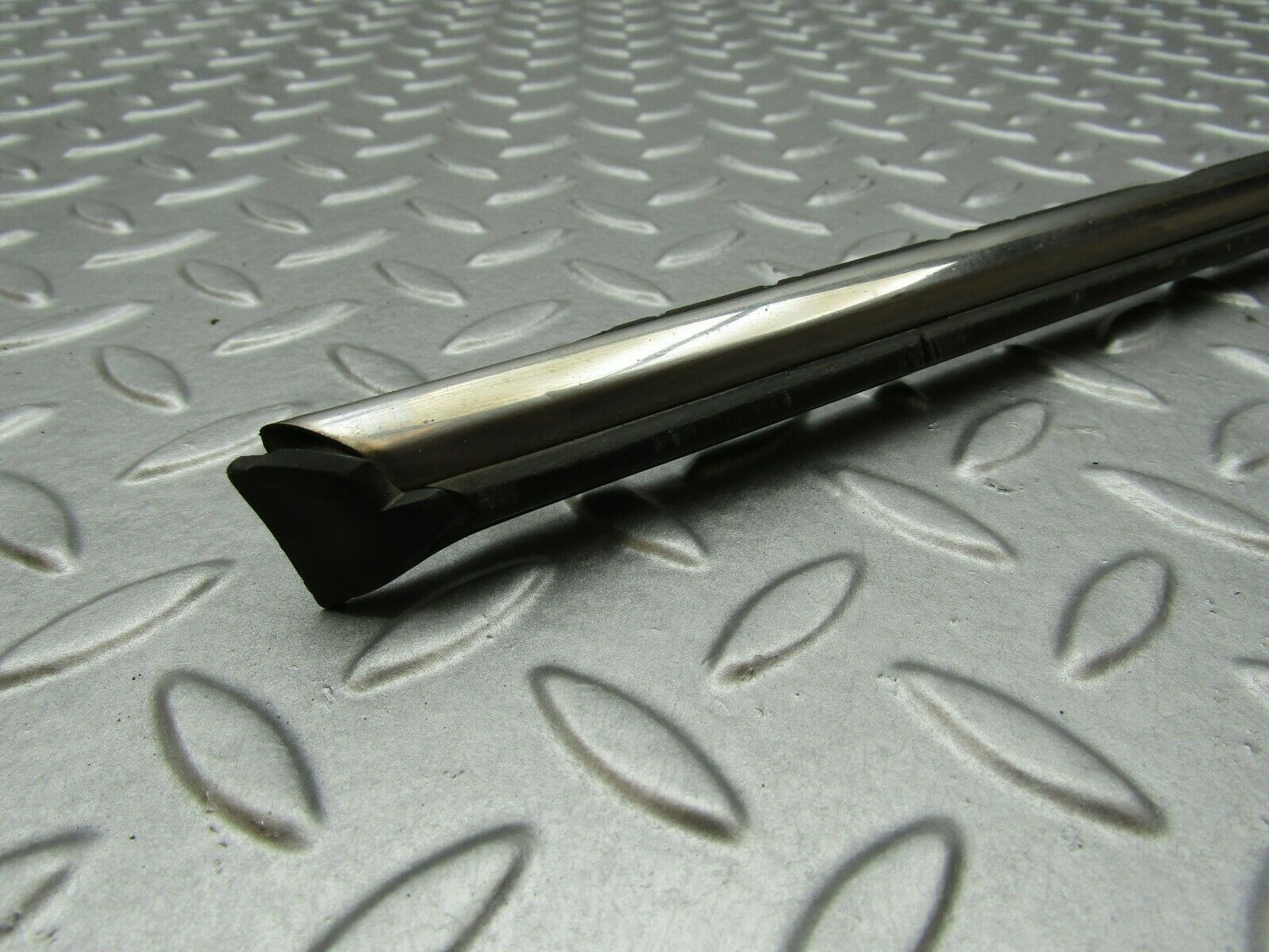 3335 Mercedes-Benz W115 220D Centre Door Chrome Trim Front Right