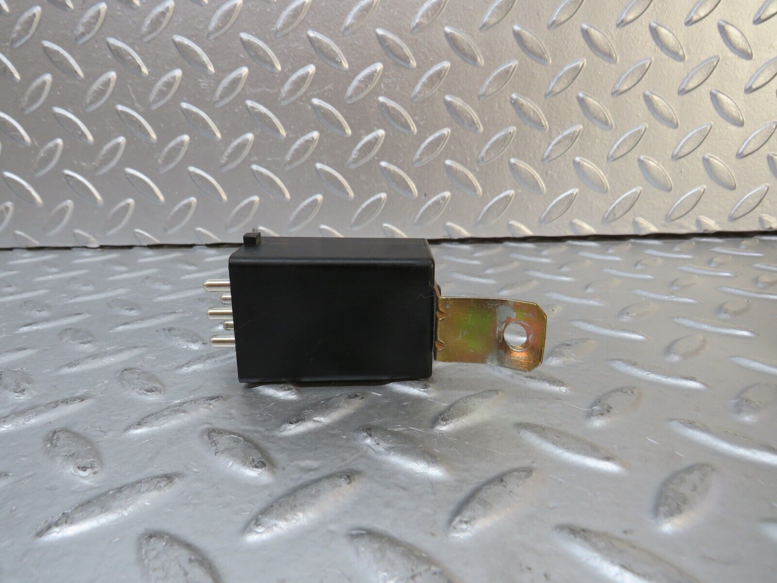 29834 Mercedes-Benz W123 230E Rear Heated Window Relay 1078200010