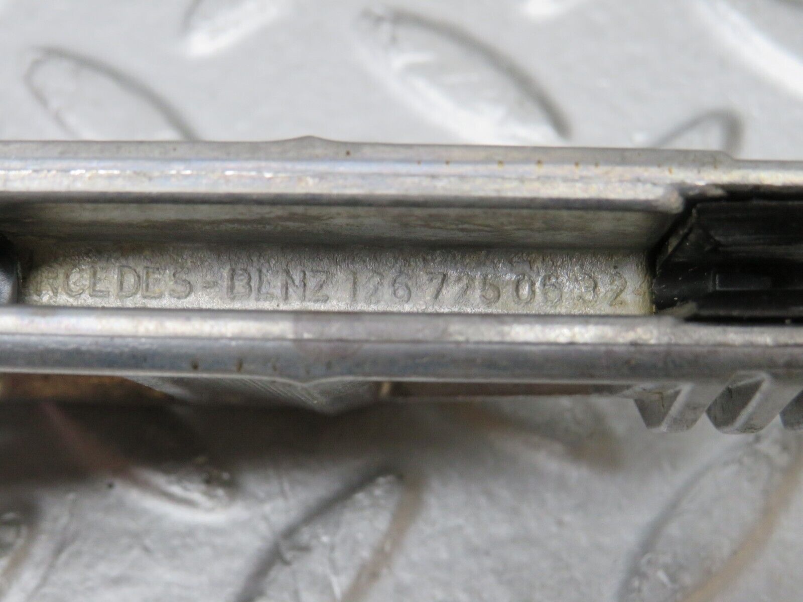 36885 Mercedes-Benz C126 420SEC Coupe Door Window Guide Bracket 1267250632