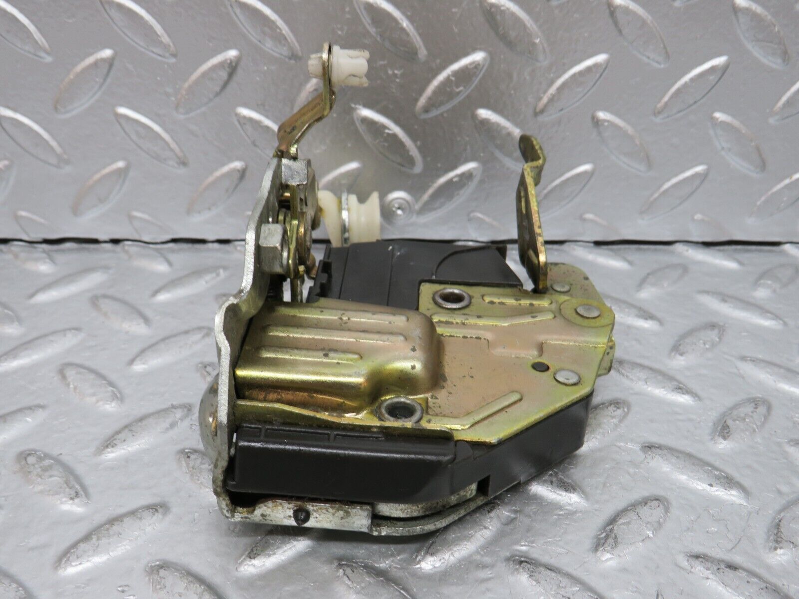 29345 Mercedes-Benz W124 230E Front Left Door Lock Mechanism