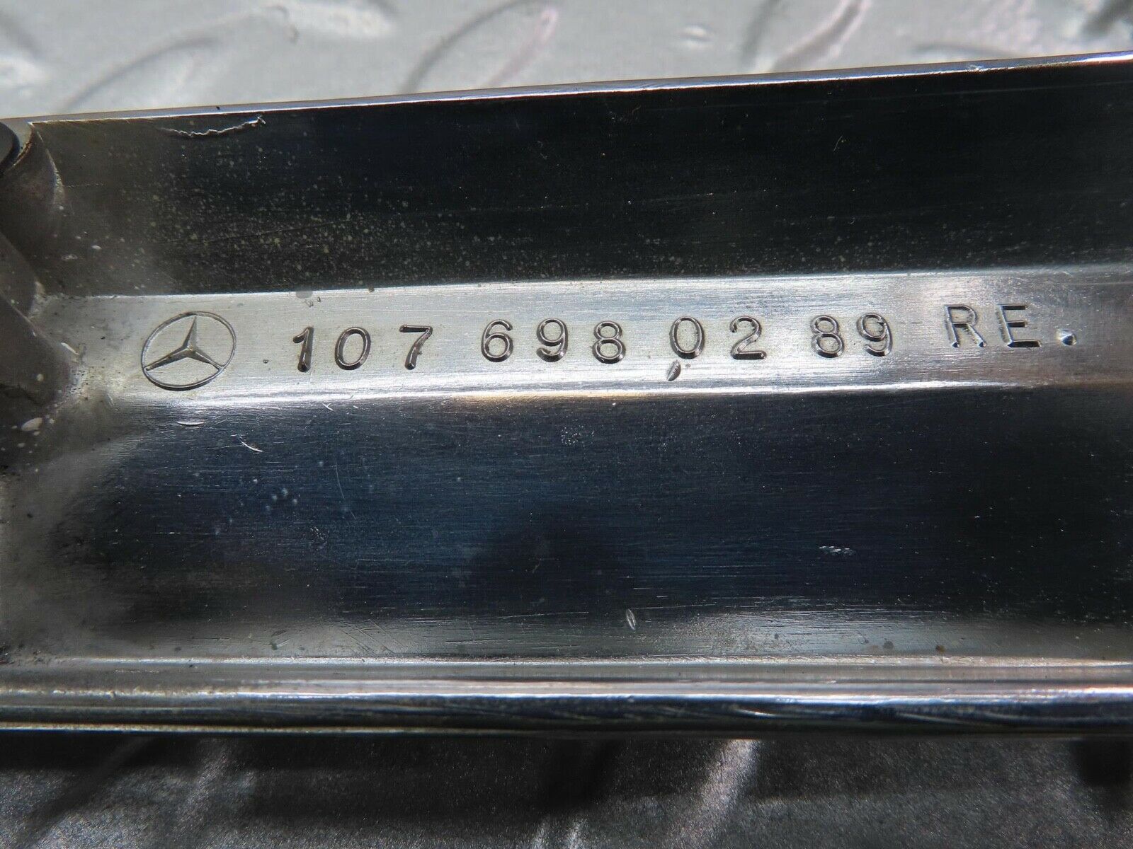 14010 Mercedes-Benz C107 280SLC Quarter Window Trim Right 1076980289