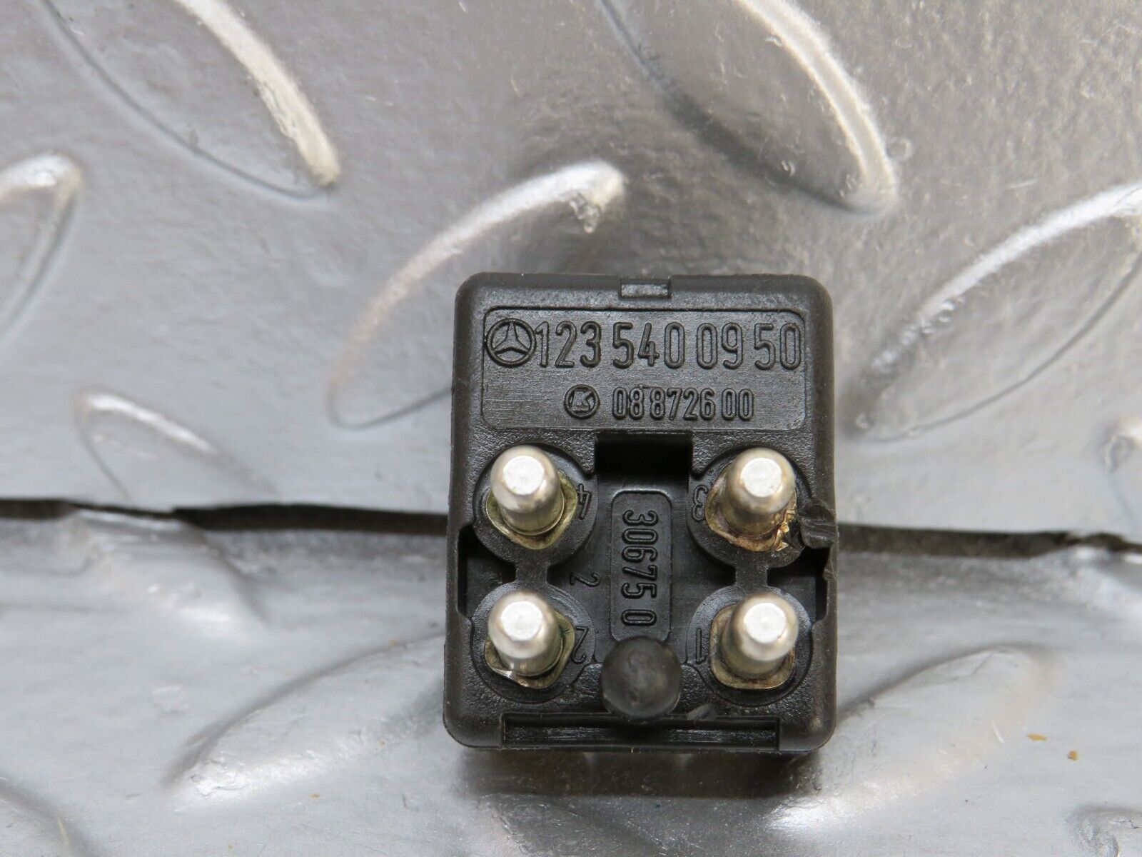 25525 Mercedes-Benz W123 200 Fuse Box Connector 1235400950