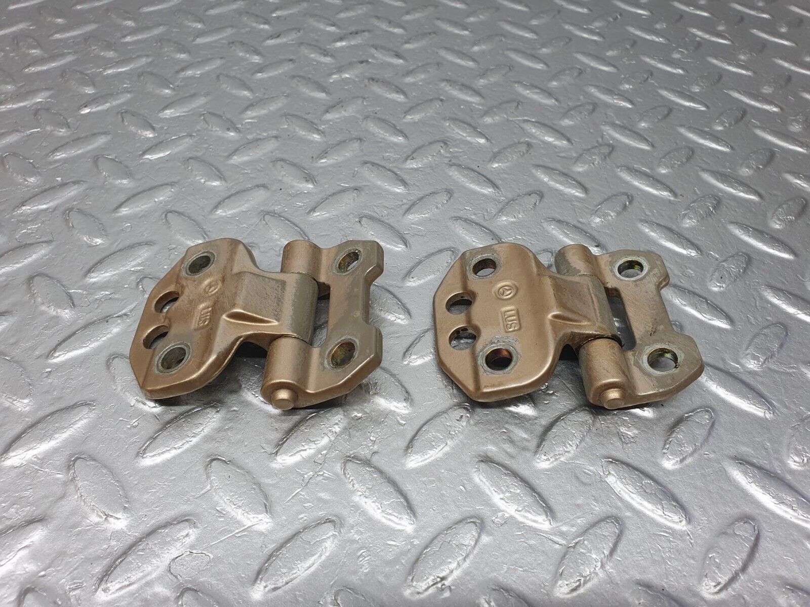 41531 Mercedes-Benz W124 200E Door Hinge Left Side