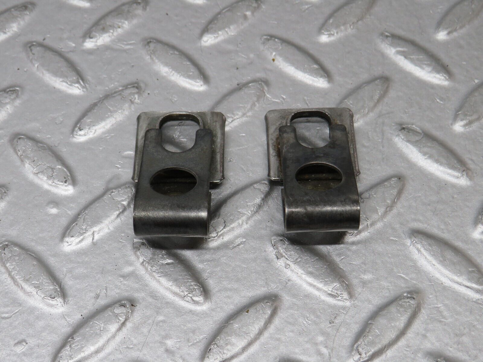 36242 Mercedes-Benz W126 420SE Fuel Injector Bracket 2x