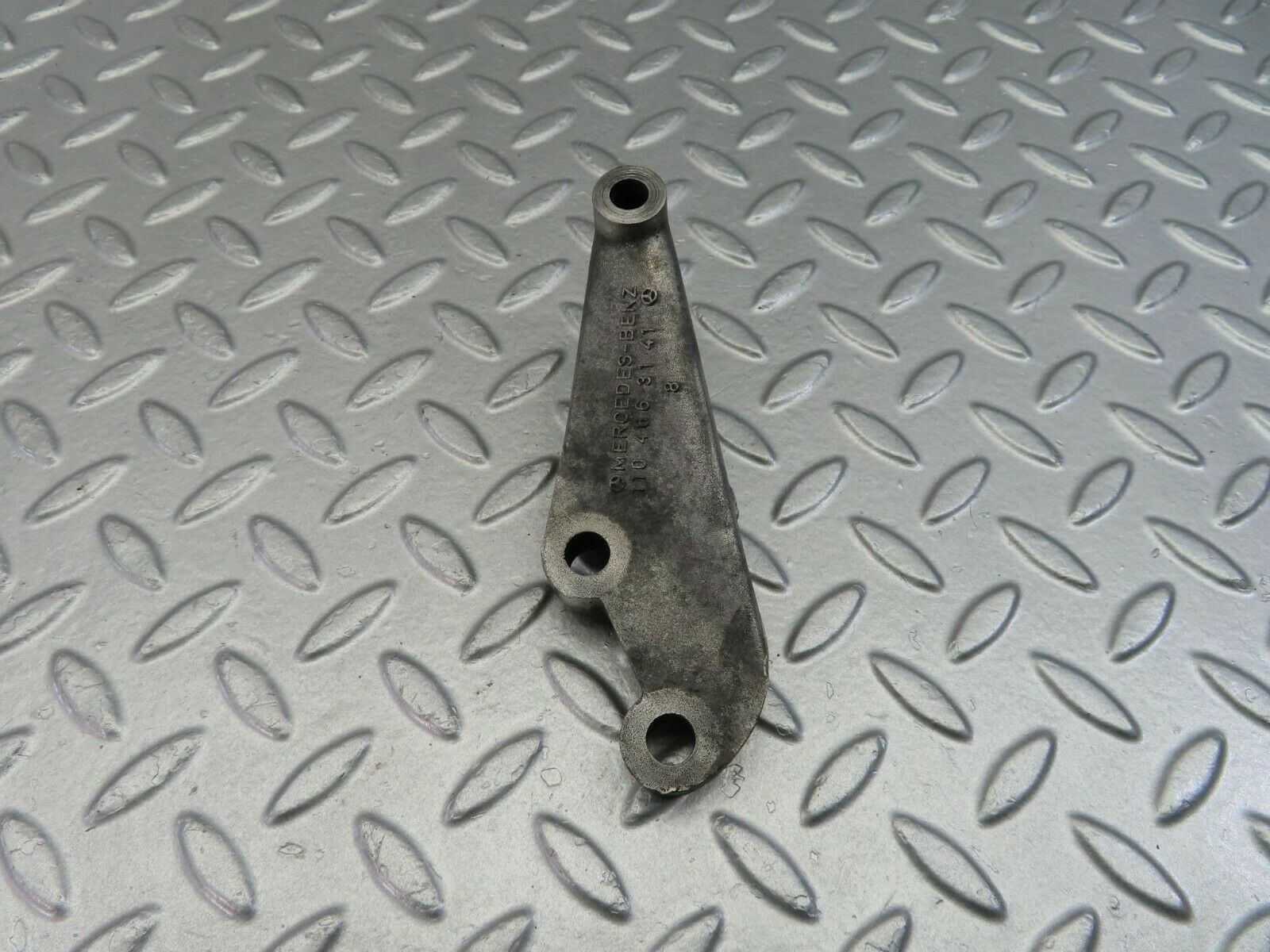 9819 Mercedes-Benz C123 280CE Coupe Power Steering Pump Bracket 1104663141