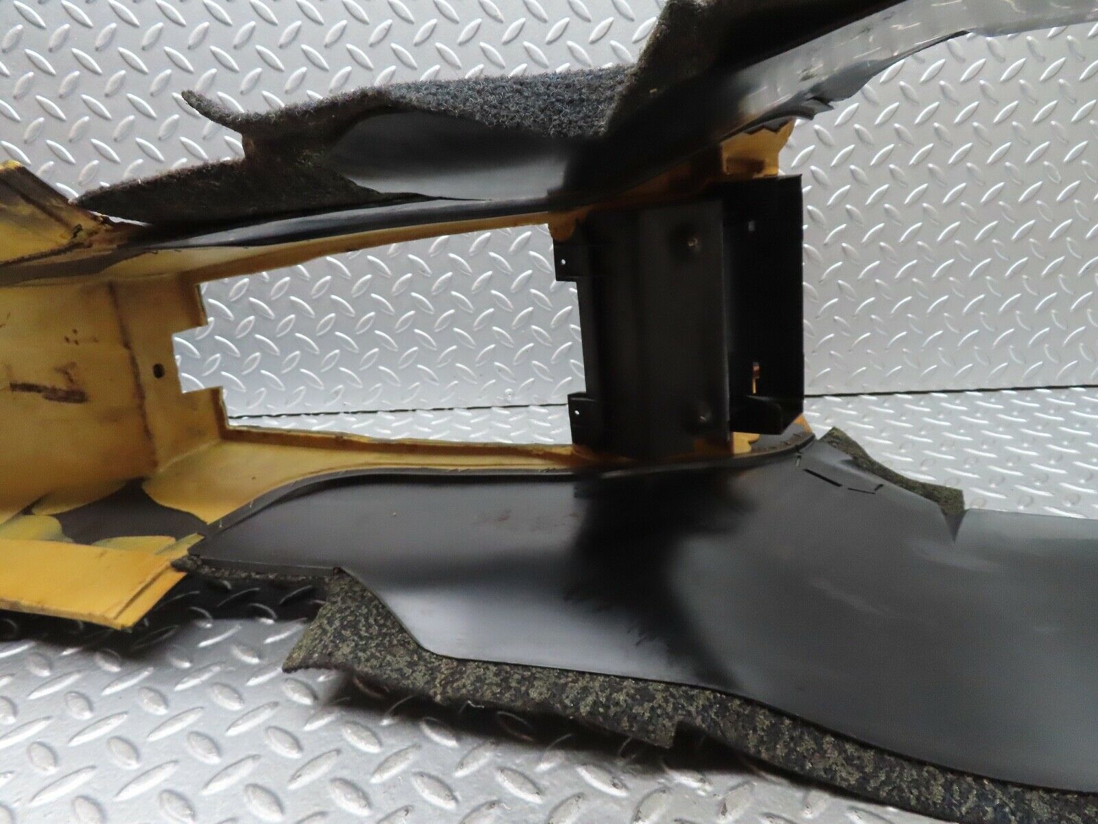 19027 Mercedes-Benz W123 300D Centre Console Black