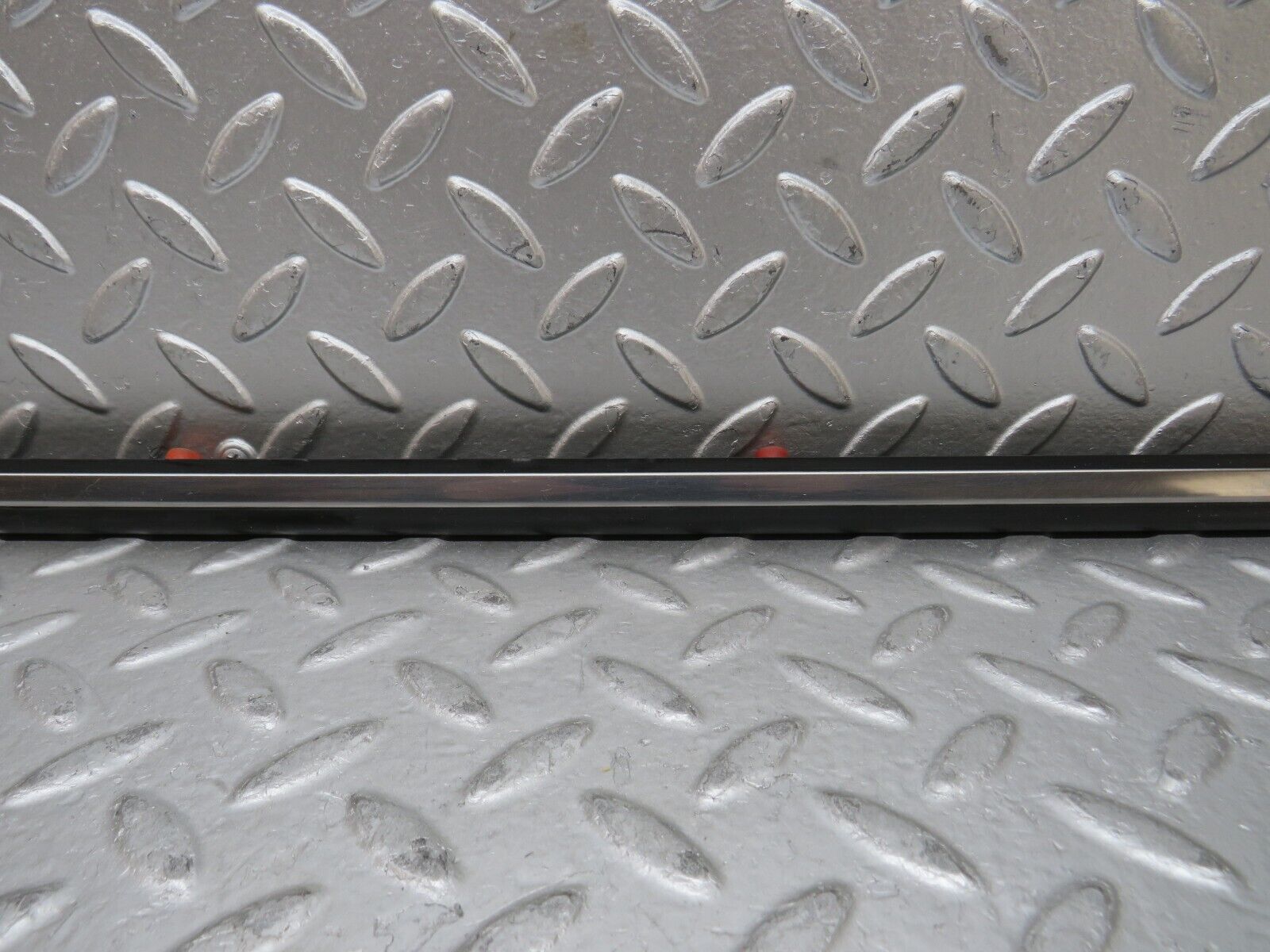 27894 Mercedes-Benz W123 280E Front Right Door Centre Moulding Trim