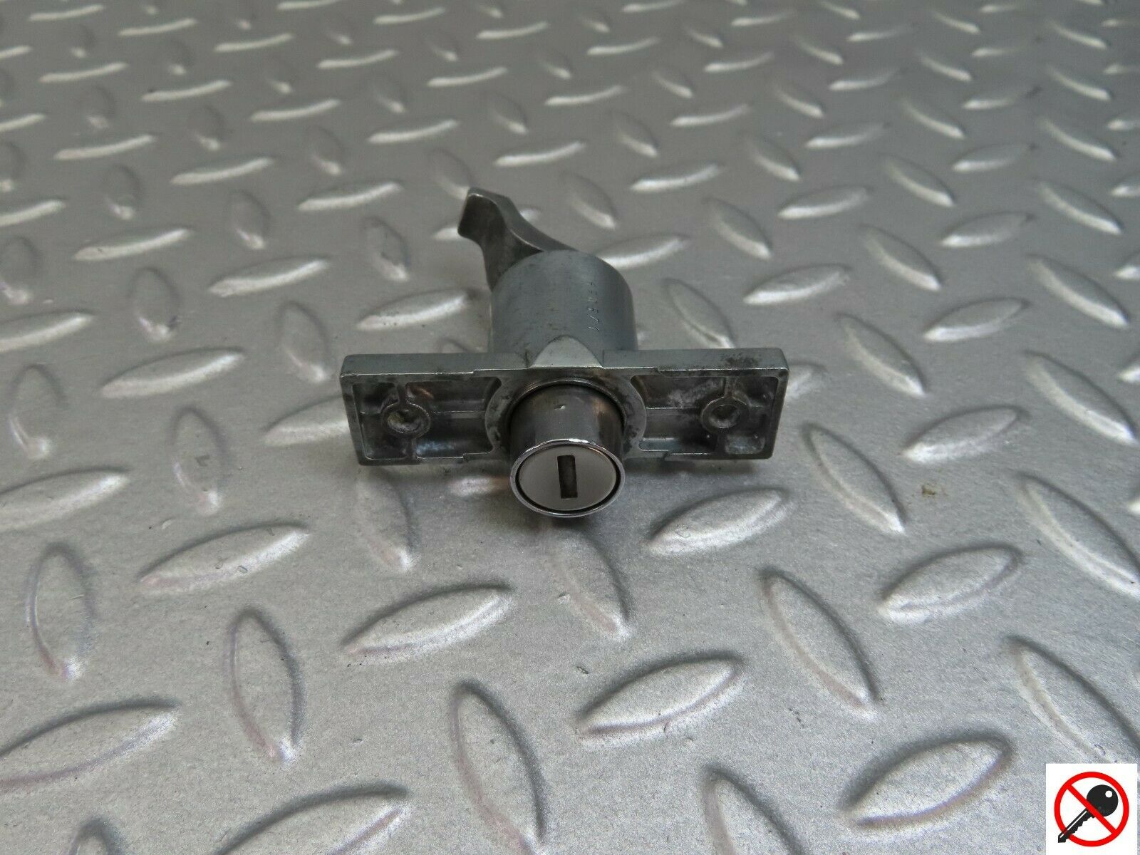 7891 Mercedes-Benz W115 220D Trunk Lock No Key