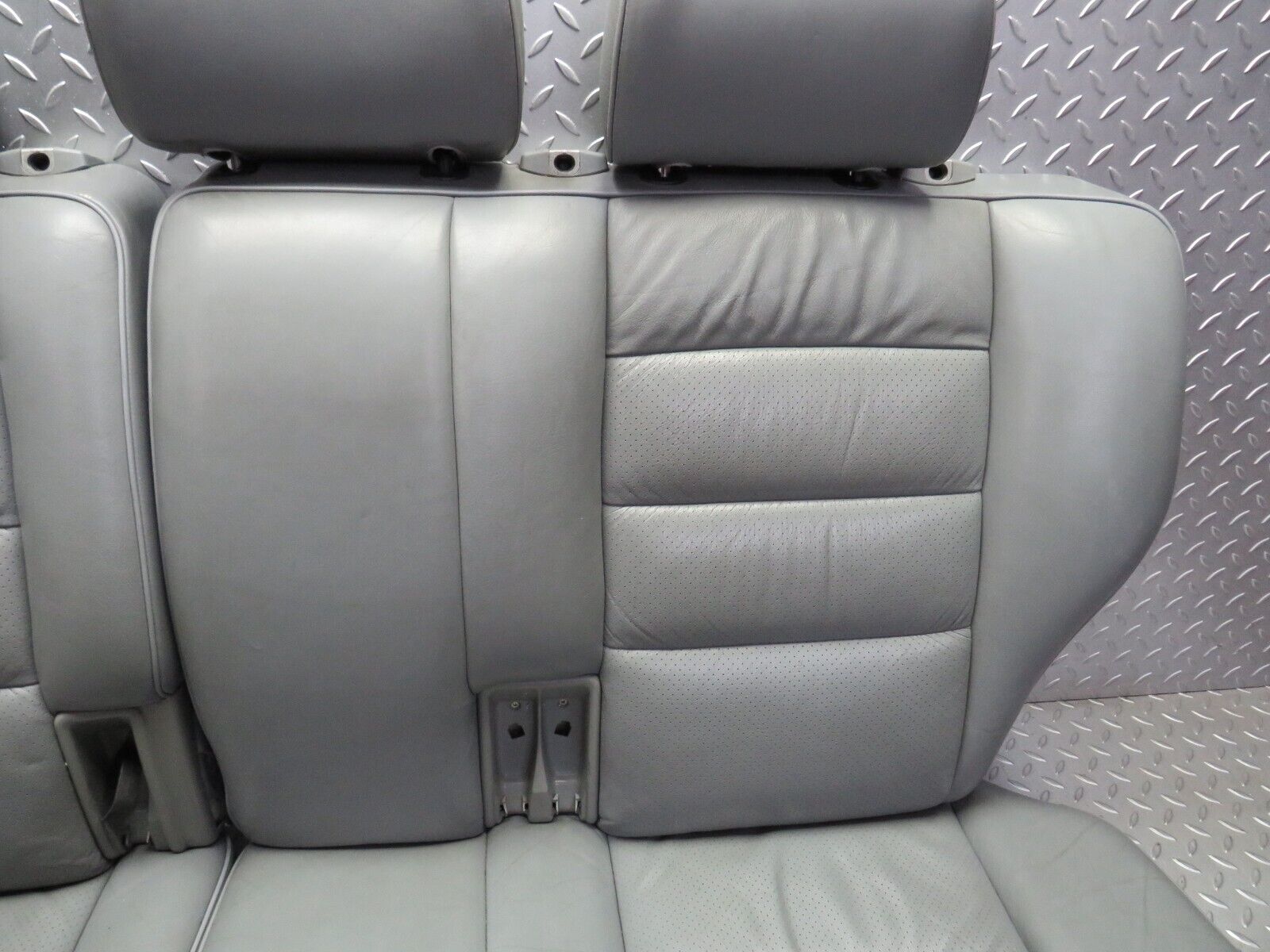 31422 Mercedes-Benz S124 220TE Wagon Rear Seat Leather Grey