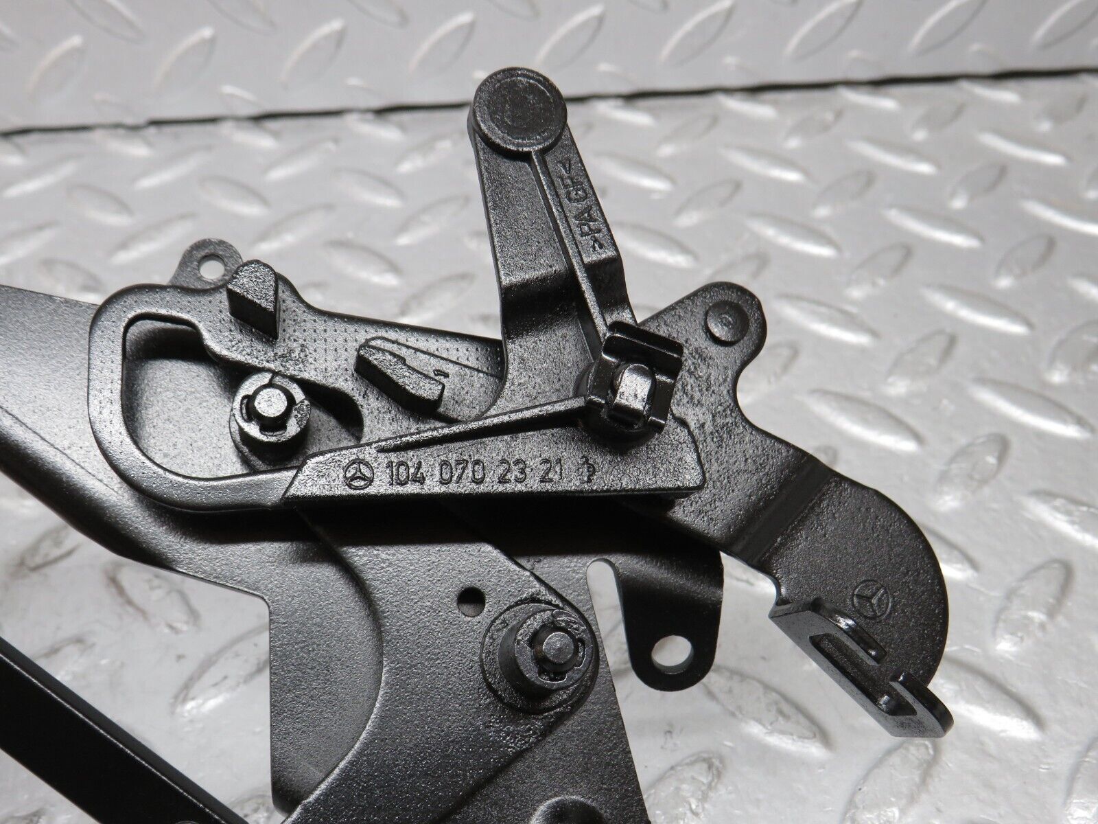 38118 Mercedes-Benz A124 320E Cabriolet Throttle Linkage 1040702321