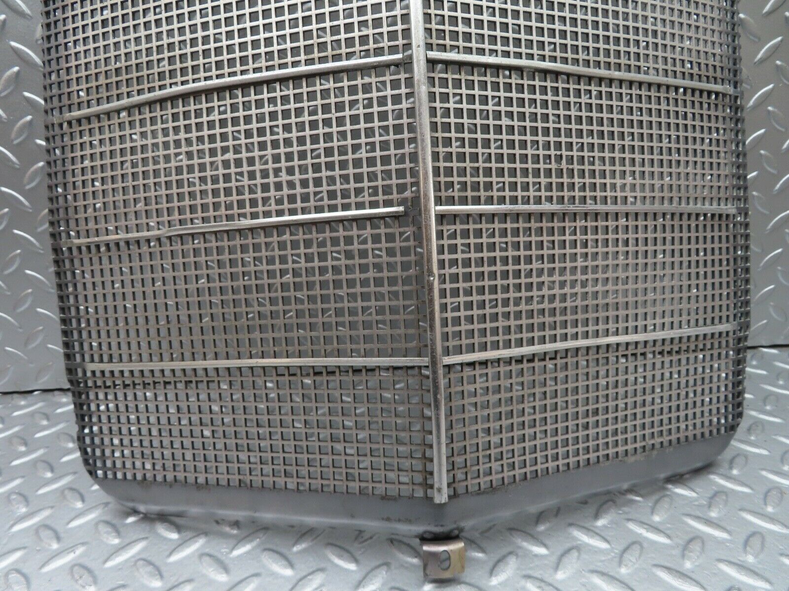 19798 Mercedes-Benz W121 190b Ponton Bonnet Grill