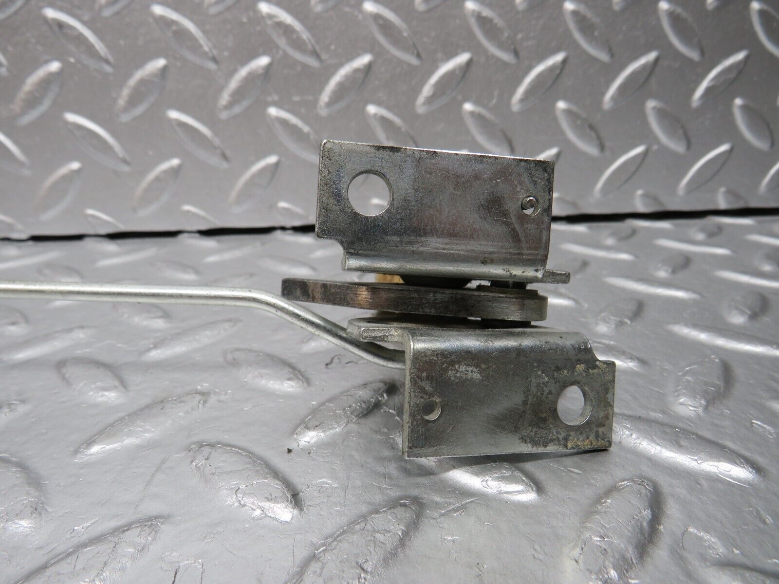 31409 Mercedes-Benz S124 220TE Wagon Rear Left Seat Bench Locking Mechanism