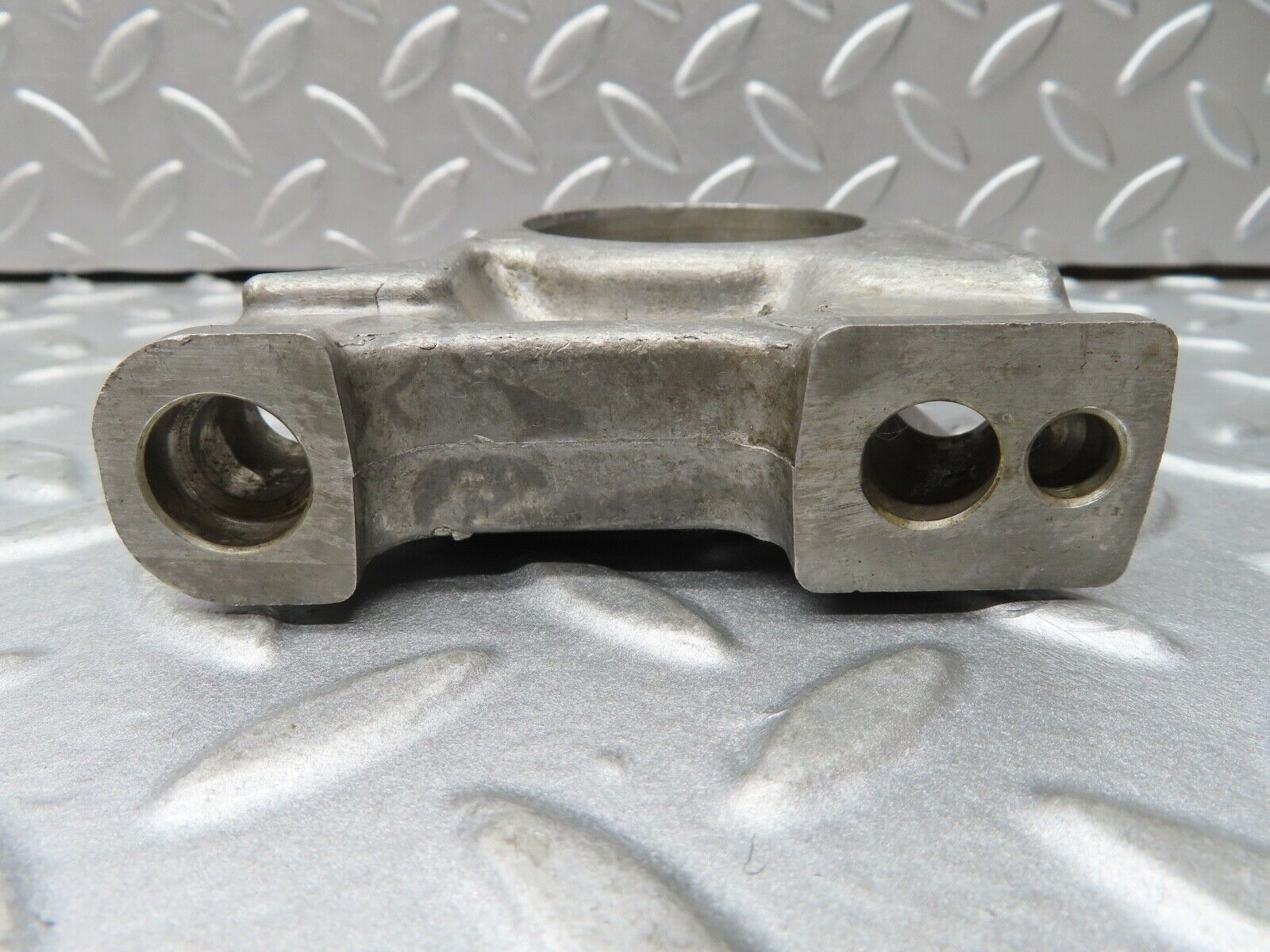 17724 Mercedes-Benz W116 450SEL Camshaft Tower Bearing 1160514312