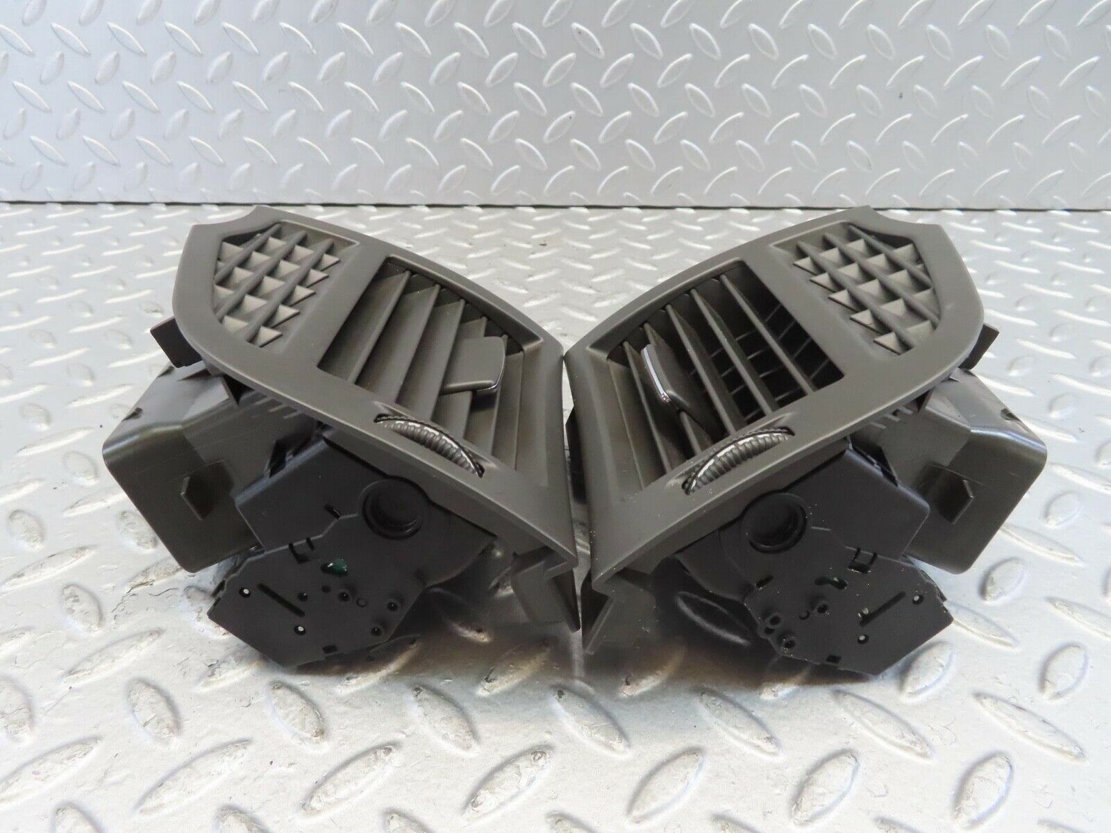 11076 Mercedes-Benz W221 S320 Dasboard Air Vents Left And Right