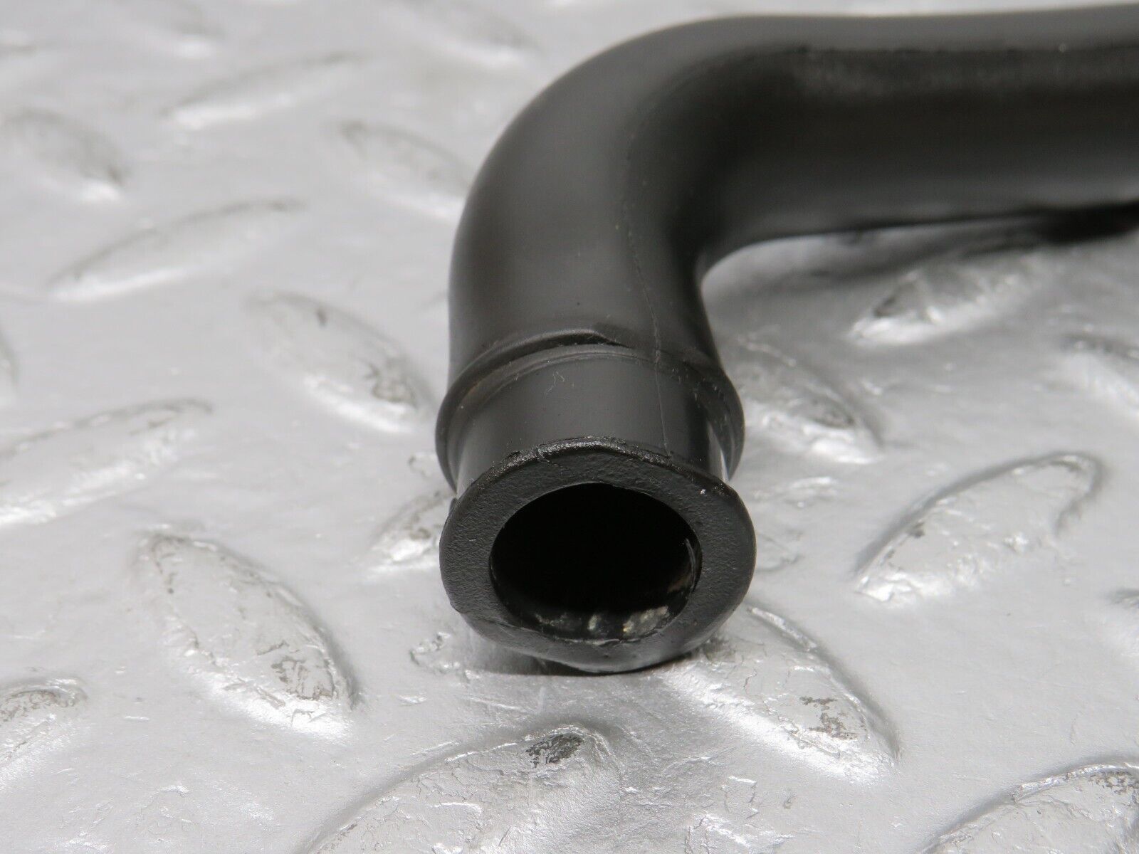 38156 Mercedes-Benz A124 320E Cabriolet Crankcase Breather Pipe 1040943582