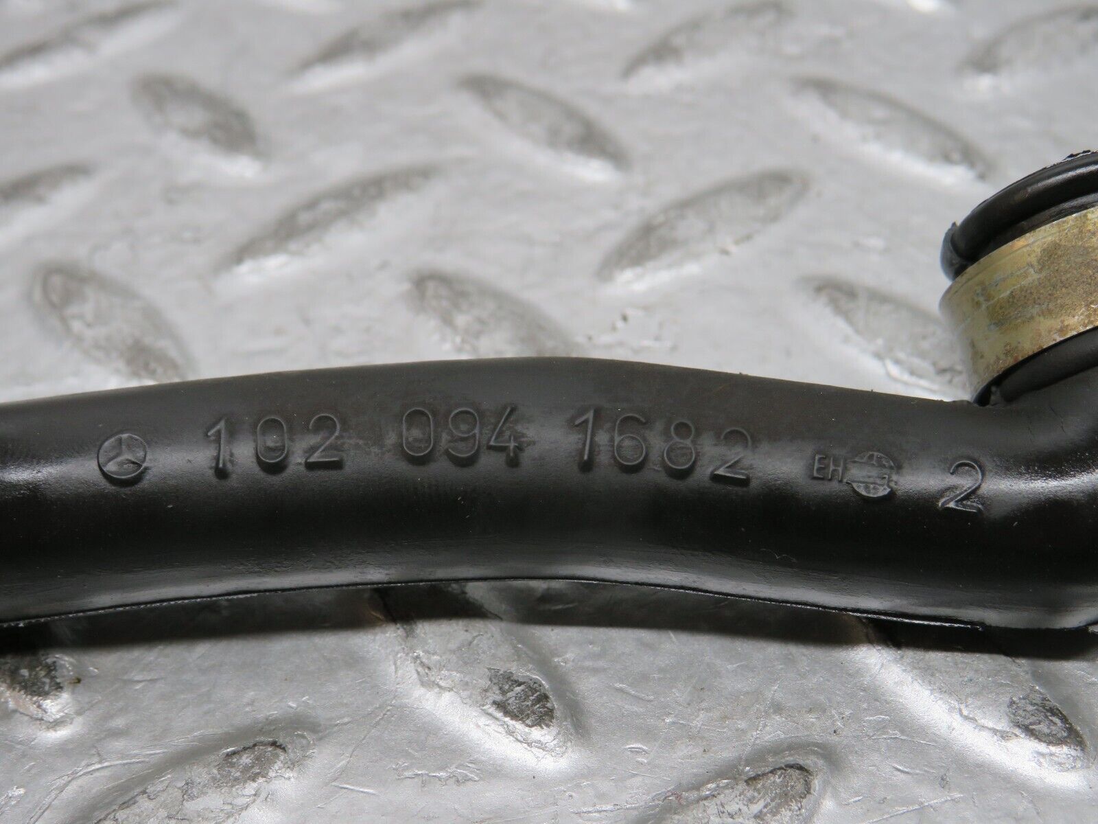 28844 Mercedes-Benz W123 230E Air Intake Pipe 1020941782 1020941682