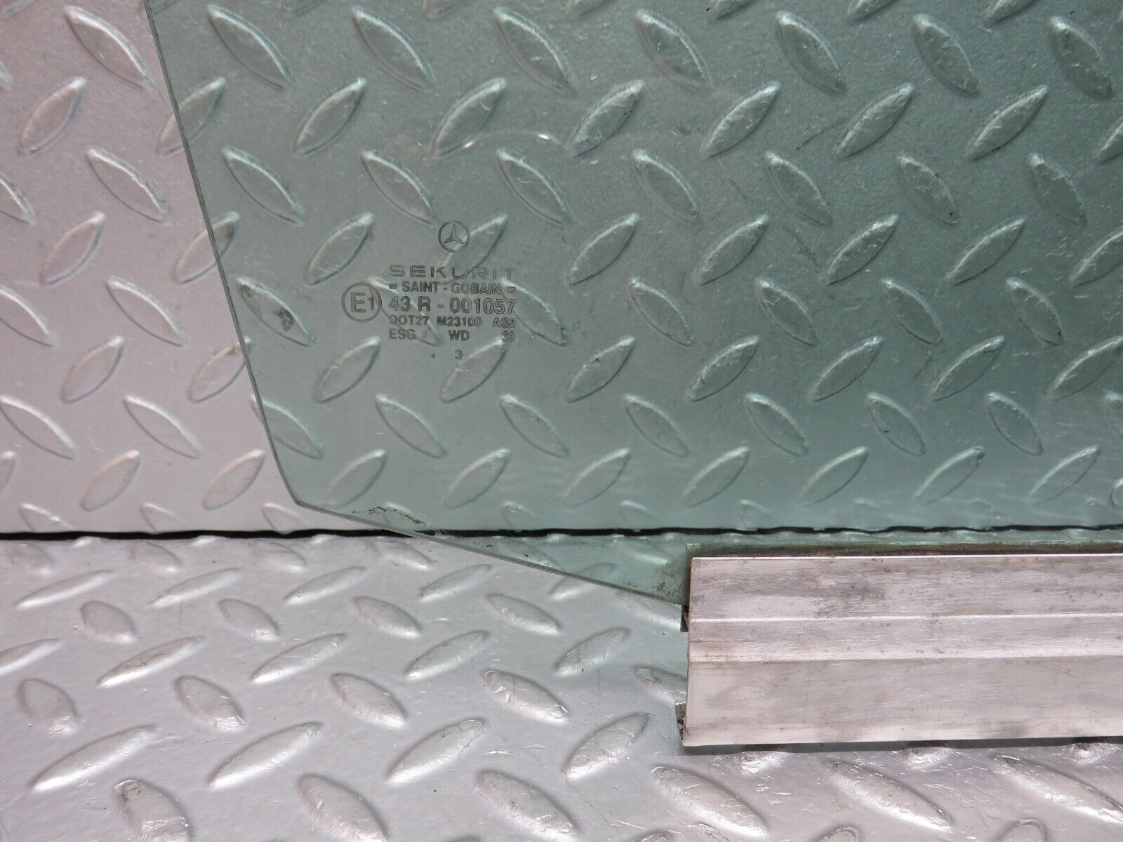 39069 Mercedes-Benz W201 190E 2.6L Front Right Door Window Glass