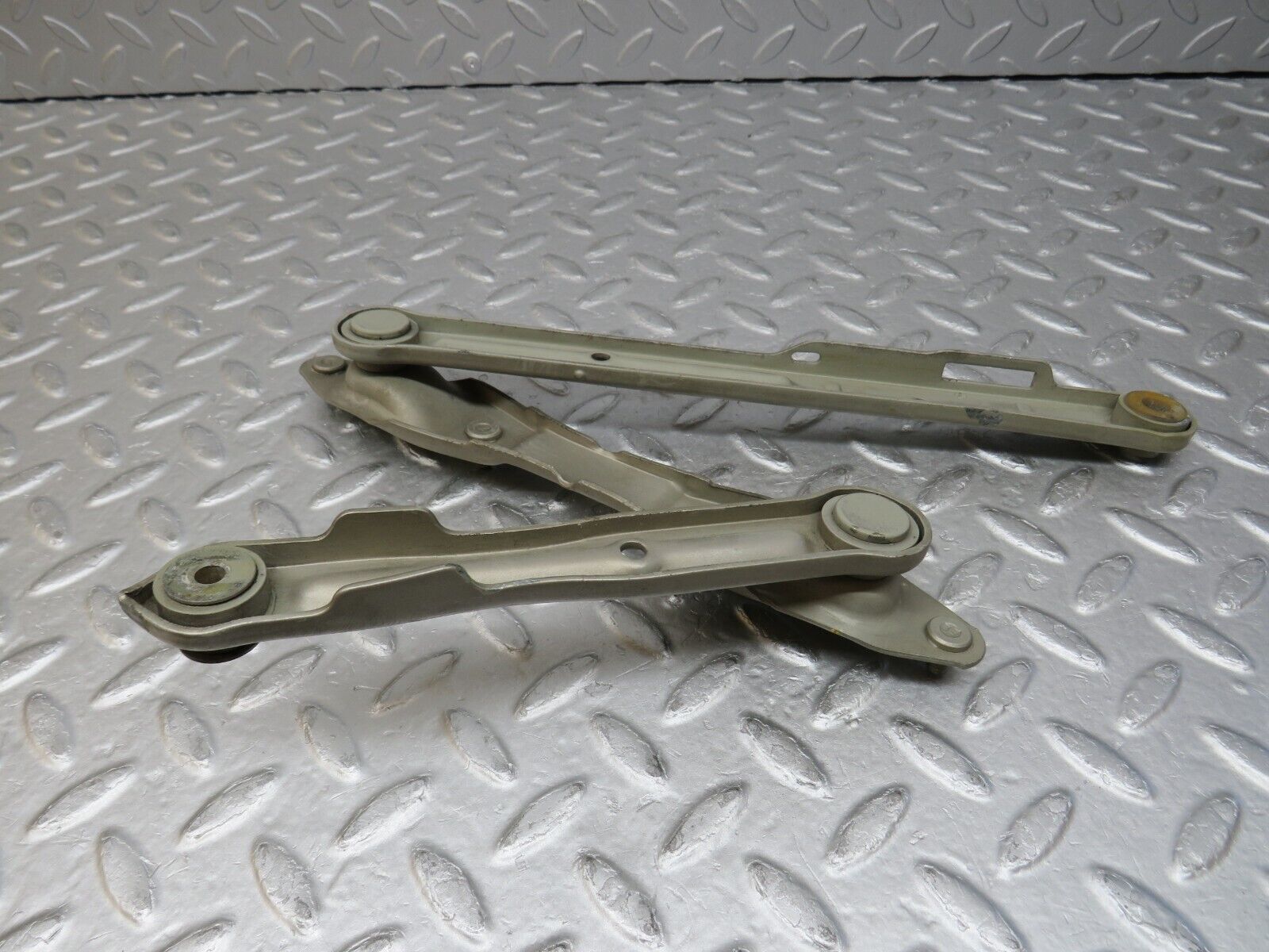 36537 Mercedes-Benz W201 190E 2.0L Bonnet Hinge Right Side