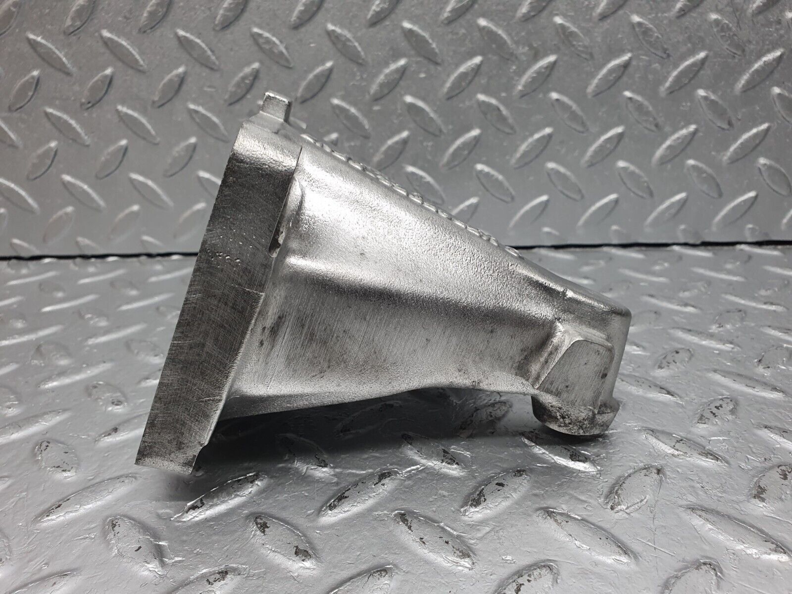 41012 Mercedes-Benz W126 300SE Engine Mount Bracket Right Side 6032230704