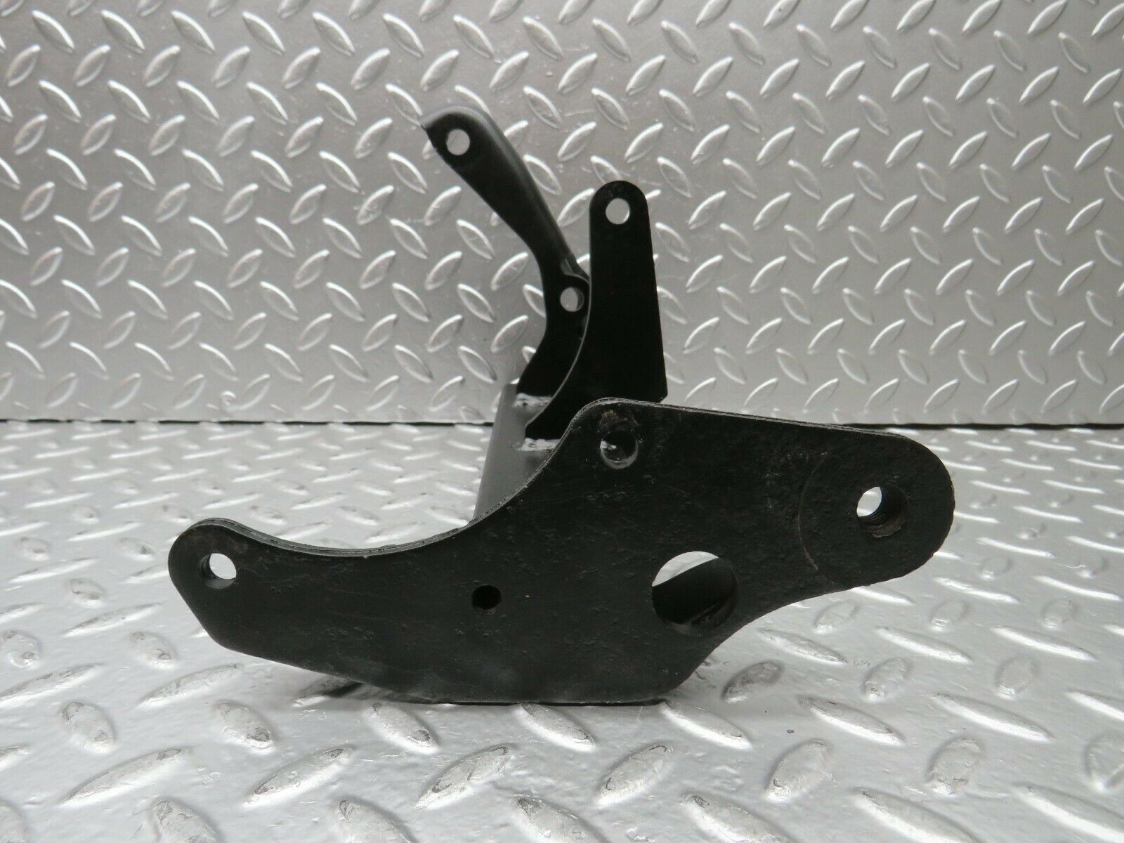 22875 Mercedes-Benz C107 450SLC Coupe Air Condition Compressor Bracket