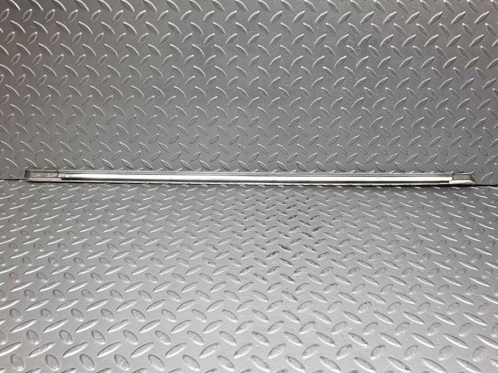 41190 Mercedes-Benz W126 300SE Front Left Door Chrome Moulding Trim