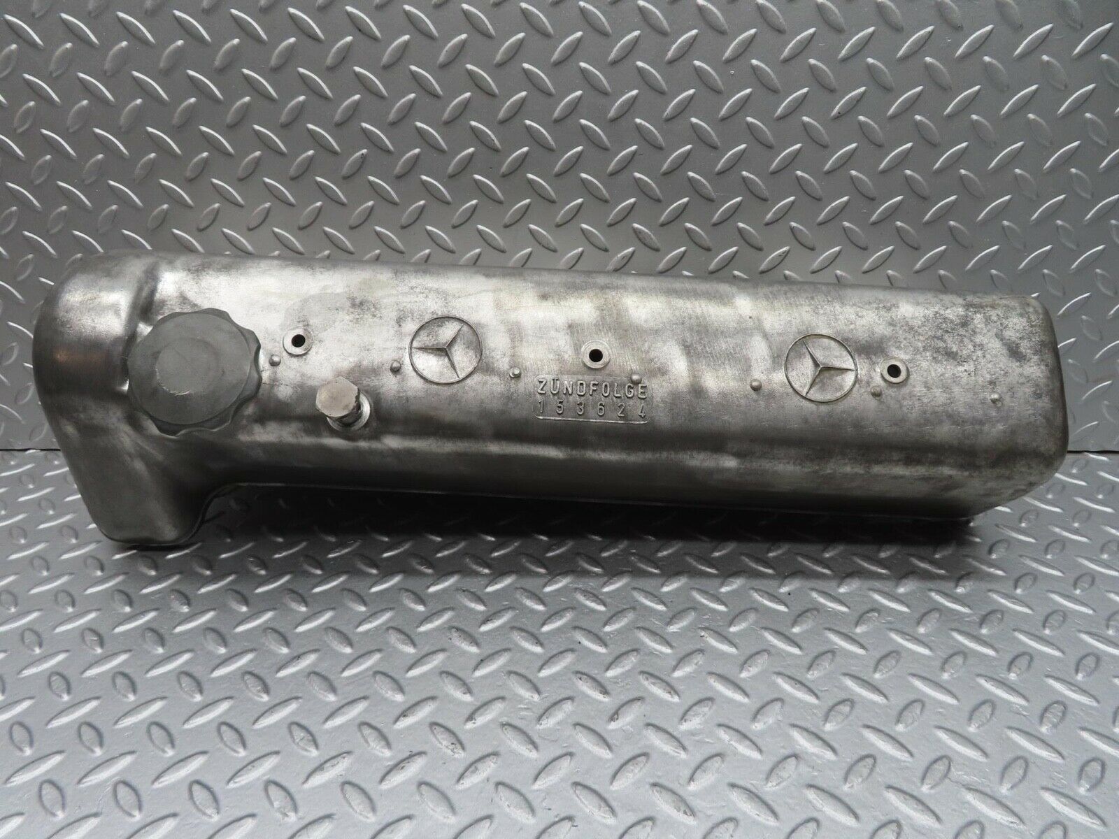 12954 Mercedes-Benz W111 220SE Cylinder Head Valve Cover 1800161305