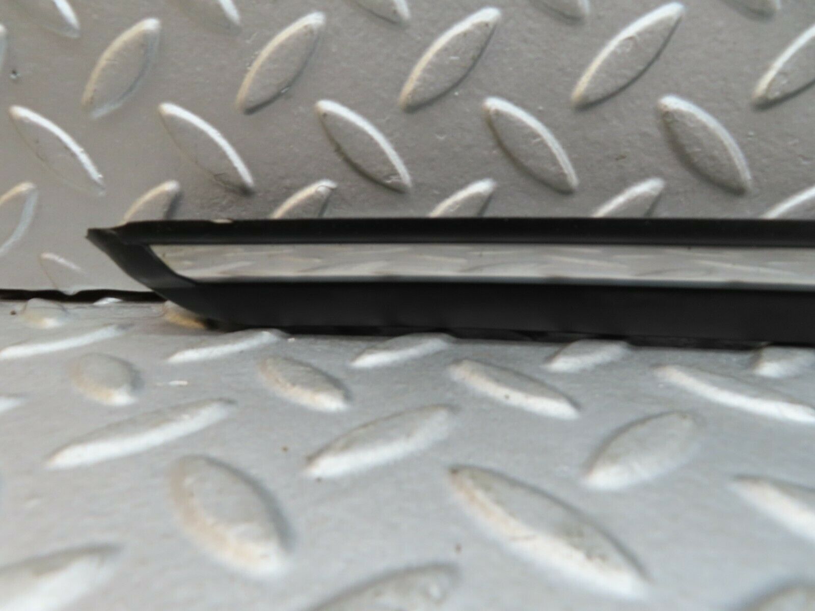 17891 Mercedes-Benz W116 450SEL Front Left Fender Wing Centre Chrome Trim