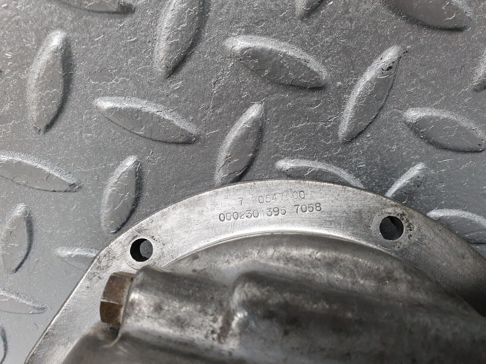 40851 Mercedes-Benz W123 300D Vacuum Pump 0002301395 7.20547