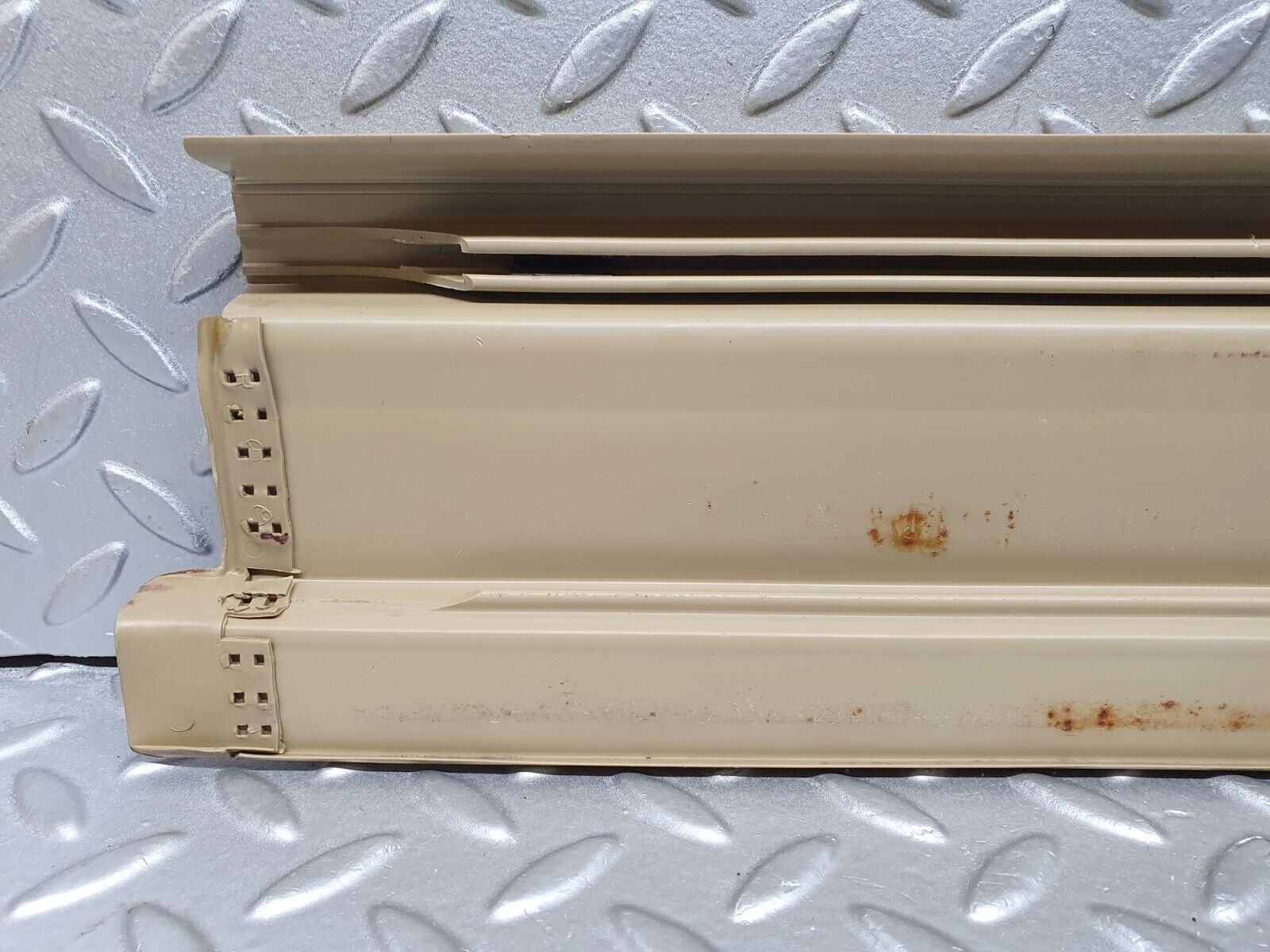 40943 Mercedes-Benz W126 300SE Front Right Door Sill Trim Beige