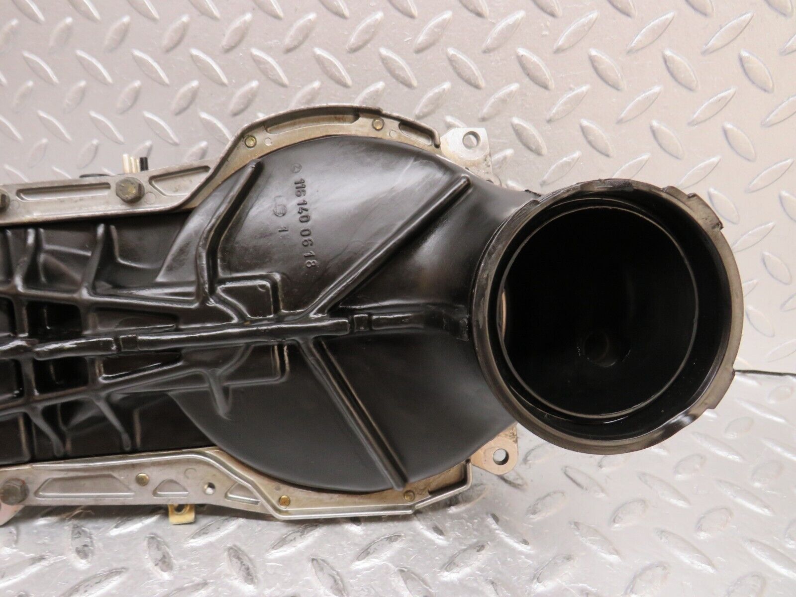 37118 Mercedes-Benz C126 420SEC Coupe Air Flow Mass Meter Sensor 0438121037