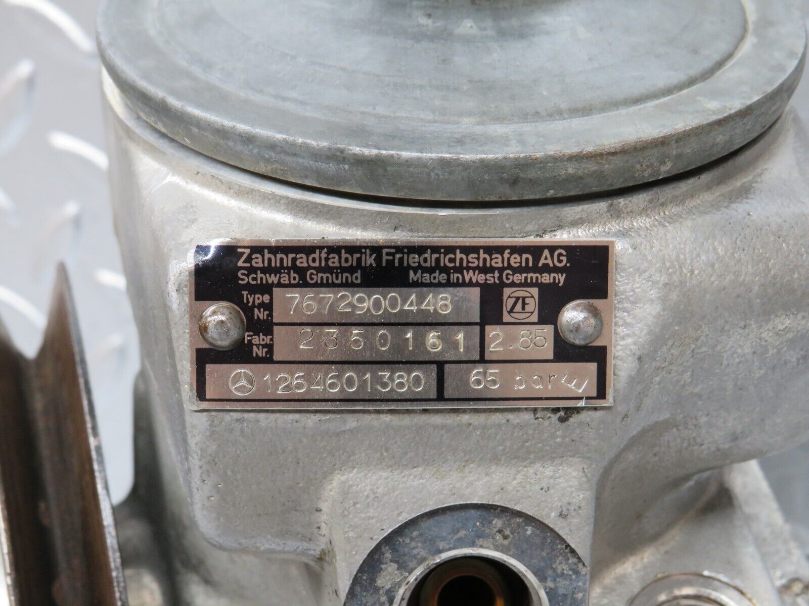 27186 Mercedes-Benz W123 280E Power Steering Pump 1264601380