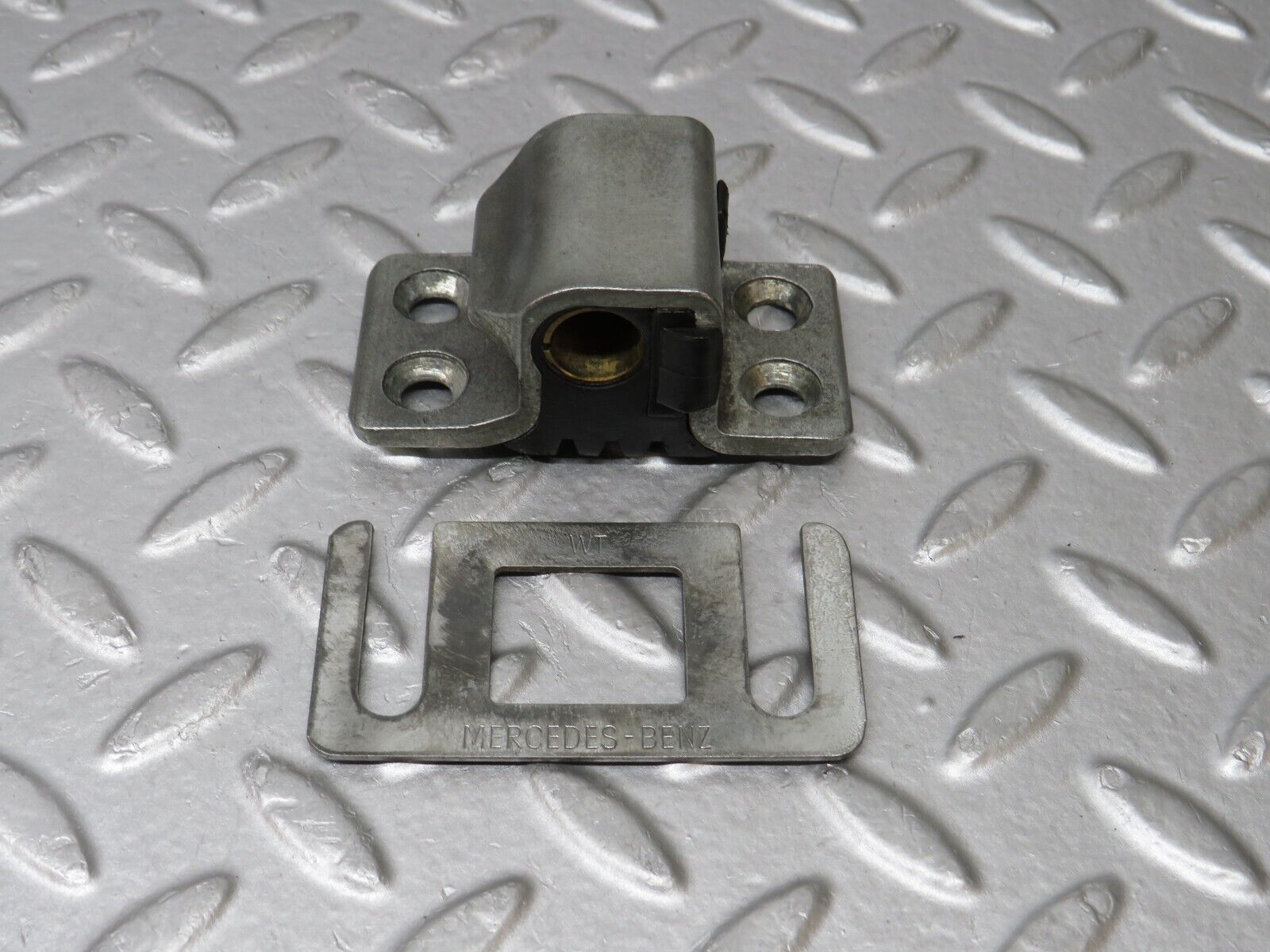 36128 Mercedes-Benz W126 420SE Door Lock Latch Right Side