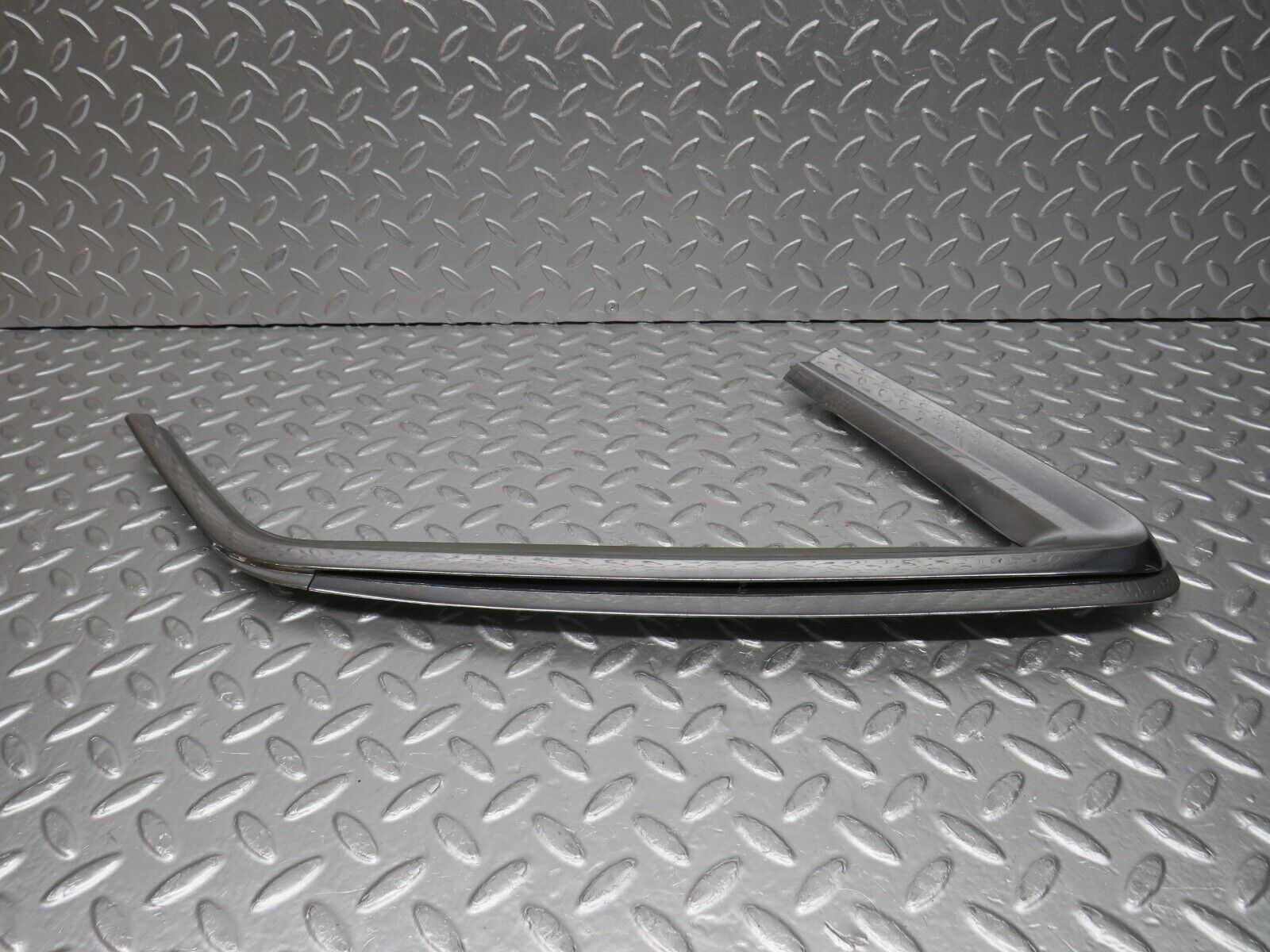 0695 Mercedes-Benz C107 350SLC Coupe Window Trim Chrome Right Side 1076980289