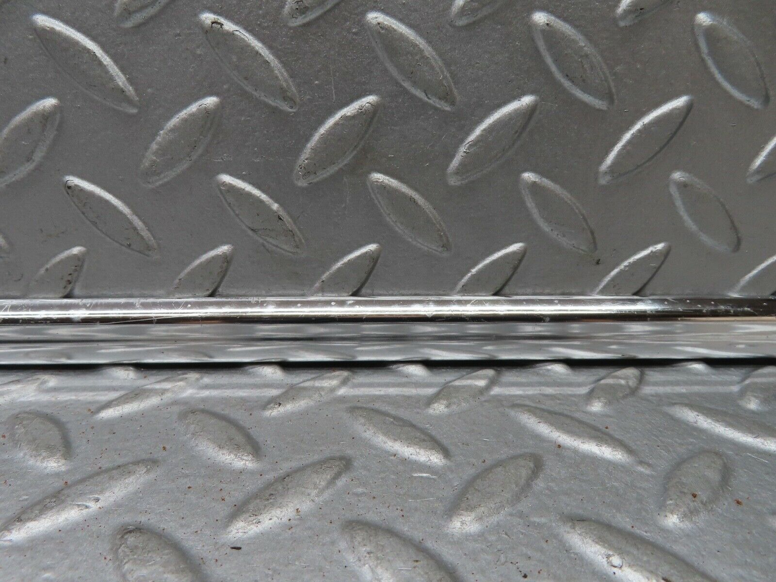 19123 Mercedes-Benz W123 300D Front Right Door Chrome Moulding Trim