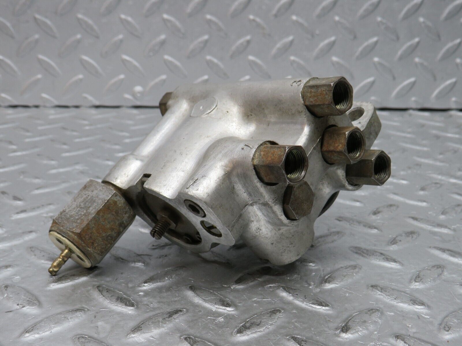 37347 Mercedes-Benz W109 300SEL Air Suspension Valve Bosch 0501001004