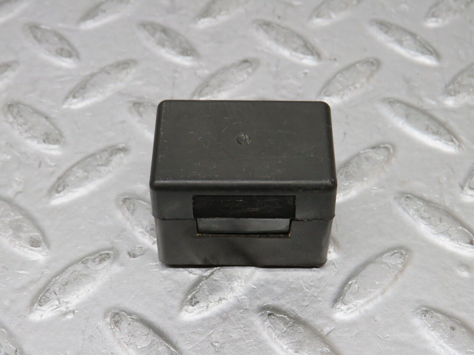 37323 Mercedes-Benz W109 300SEL Fuse Box Connector