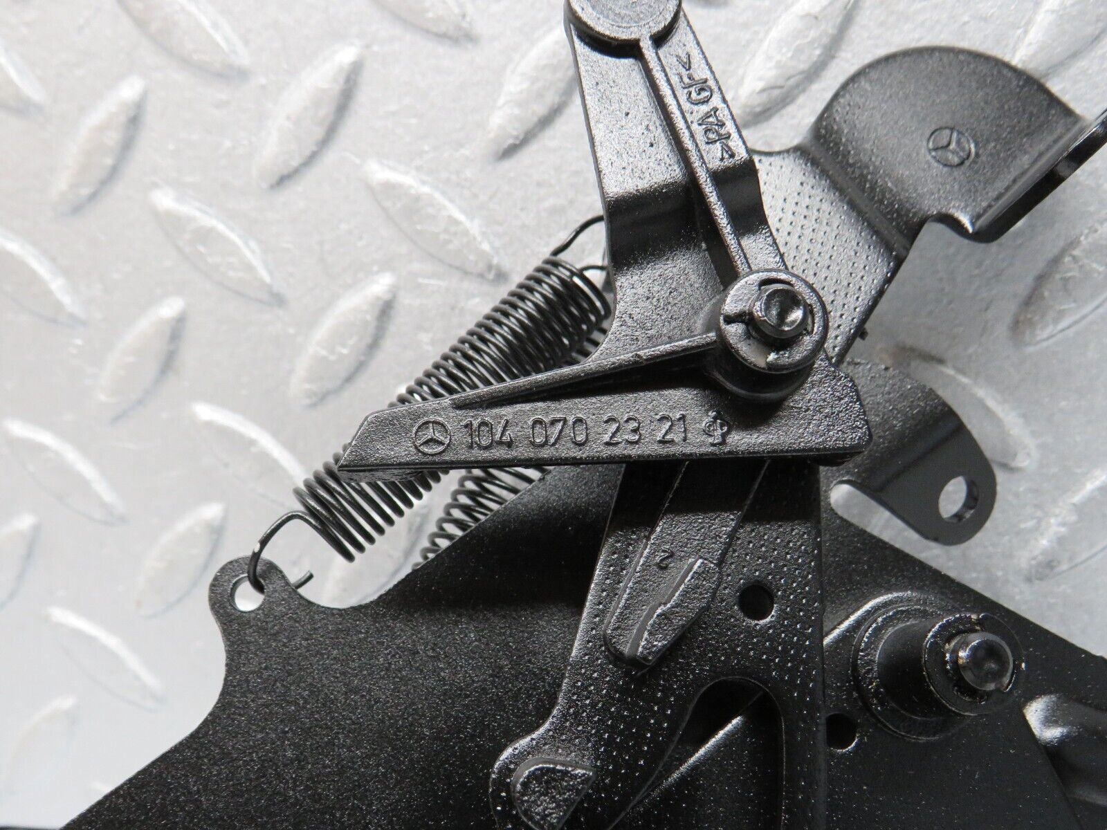 39576 Mercedes-Benz R129 320SL Coupe Throttle Linkage 1040702321