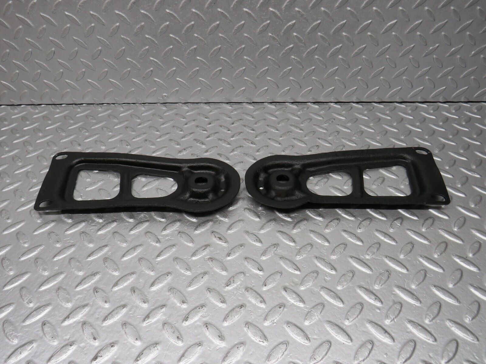 40543 Mercedes-Benz W123 300D Rear Suspension Axle Mounting Bracket