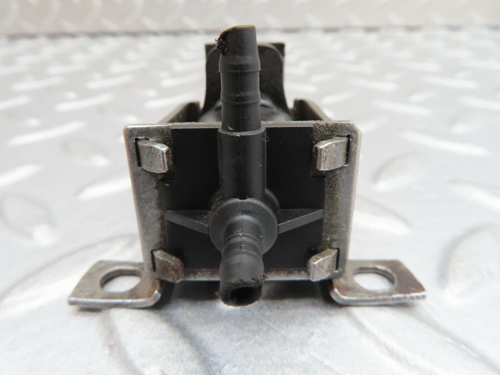 16124 Mercedes-Benz W123 280E Vacuum Solenoid 0015406897