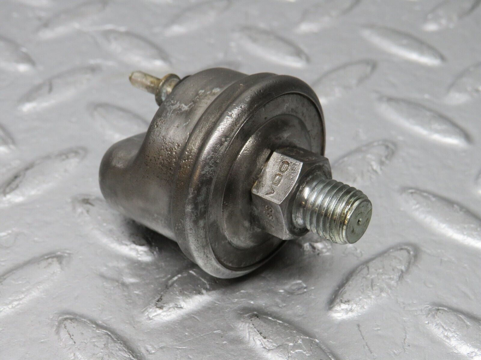 39152 Mercedes-Benz W201 190E 2.6L Oil Pressure Sensor VDO