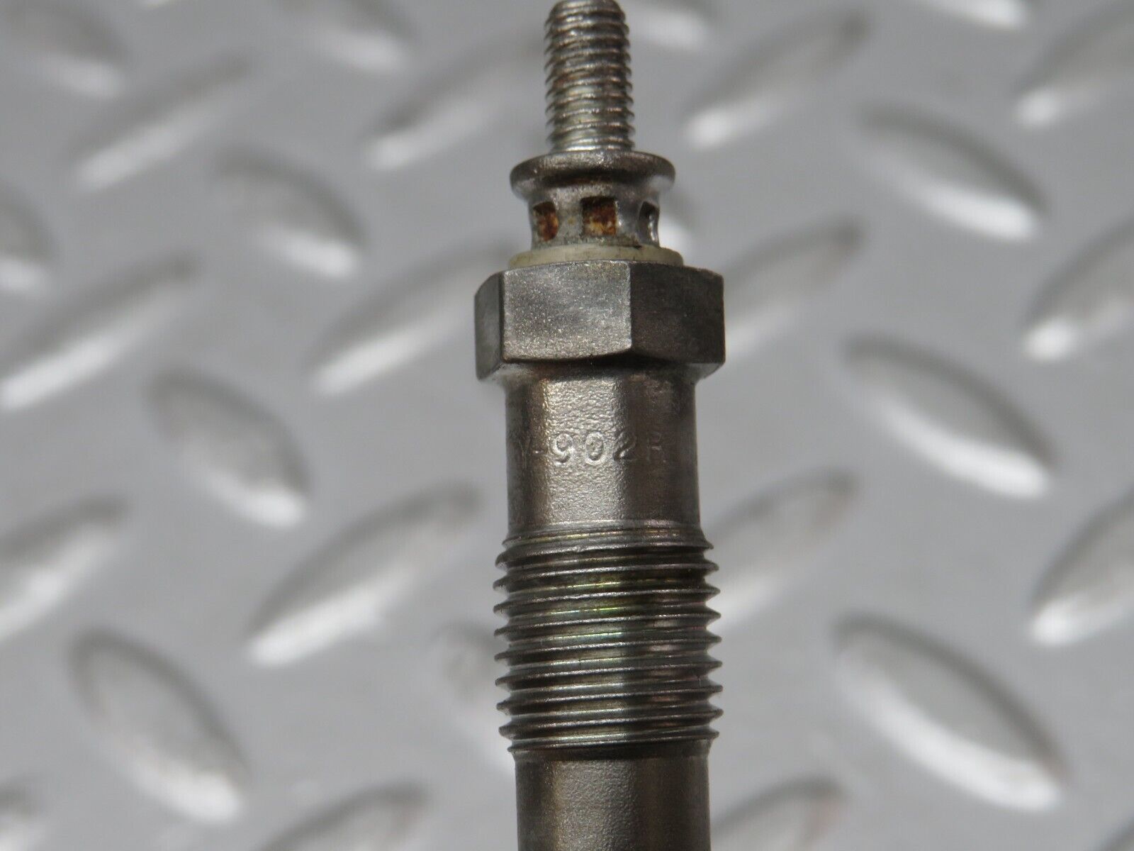 32897 Mercedes-Benz W123 300D Glow Plug Bosch Y-902R 046