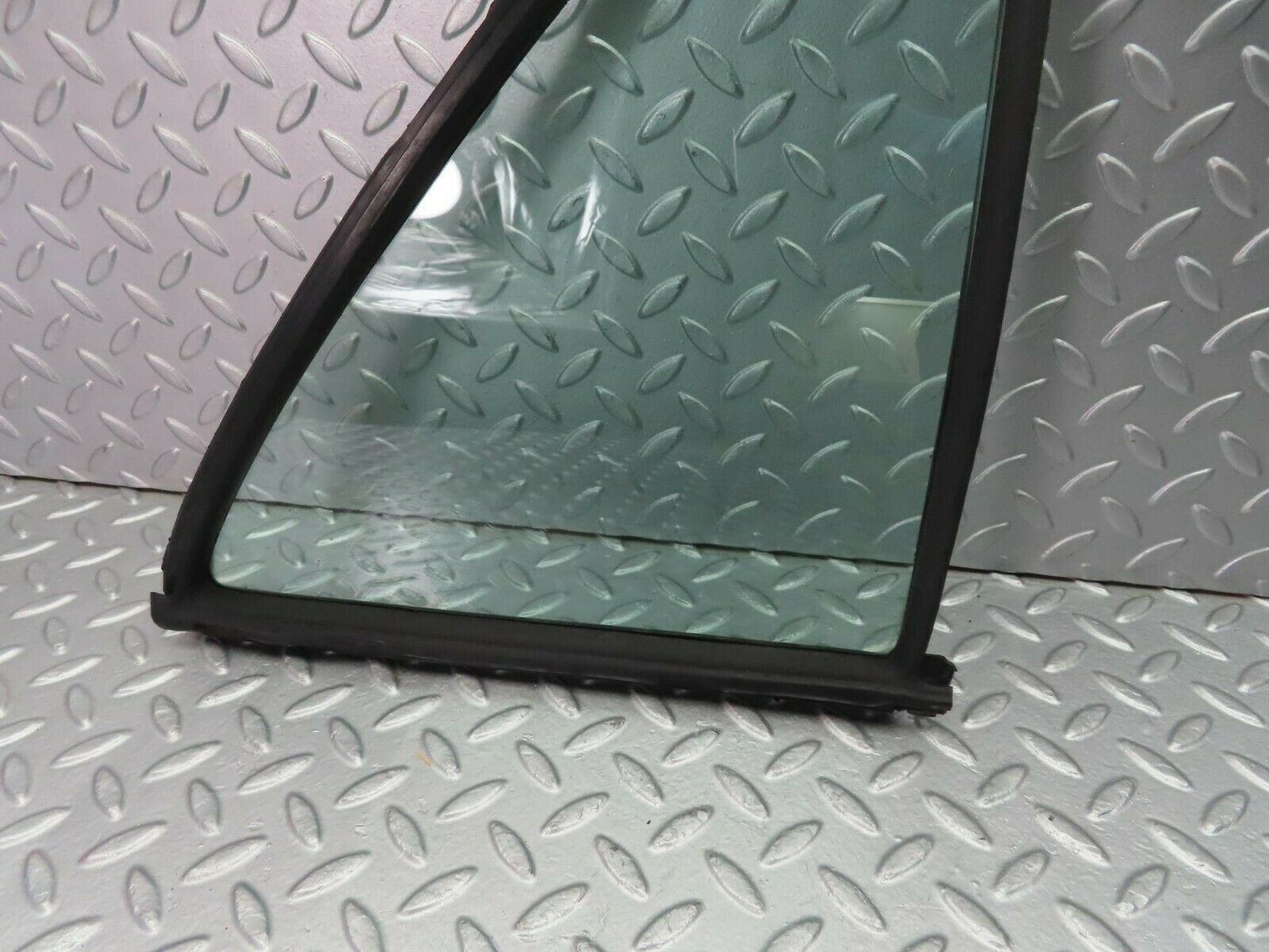 10778 Mercedes-Benz W123 230E Rear Right Quarter Window Glass 1237350224